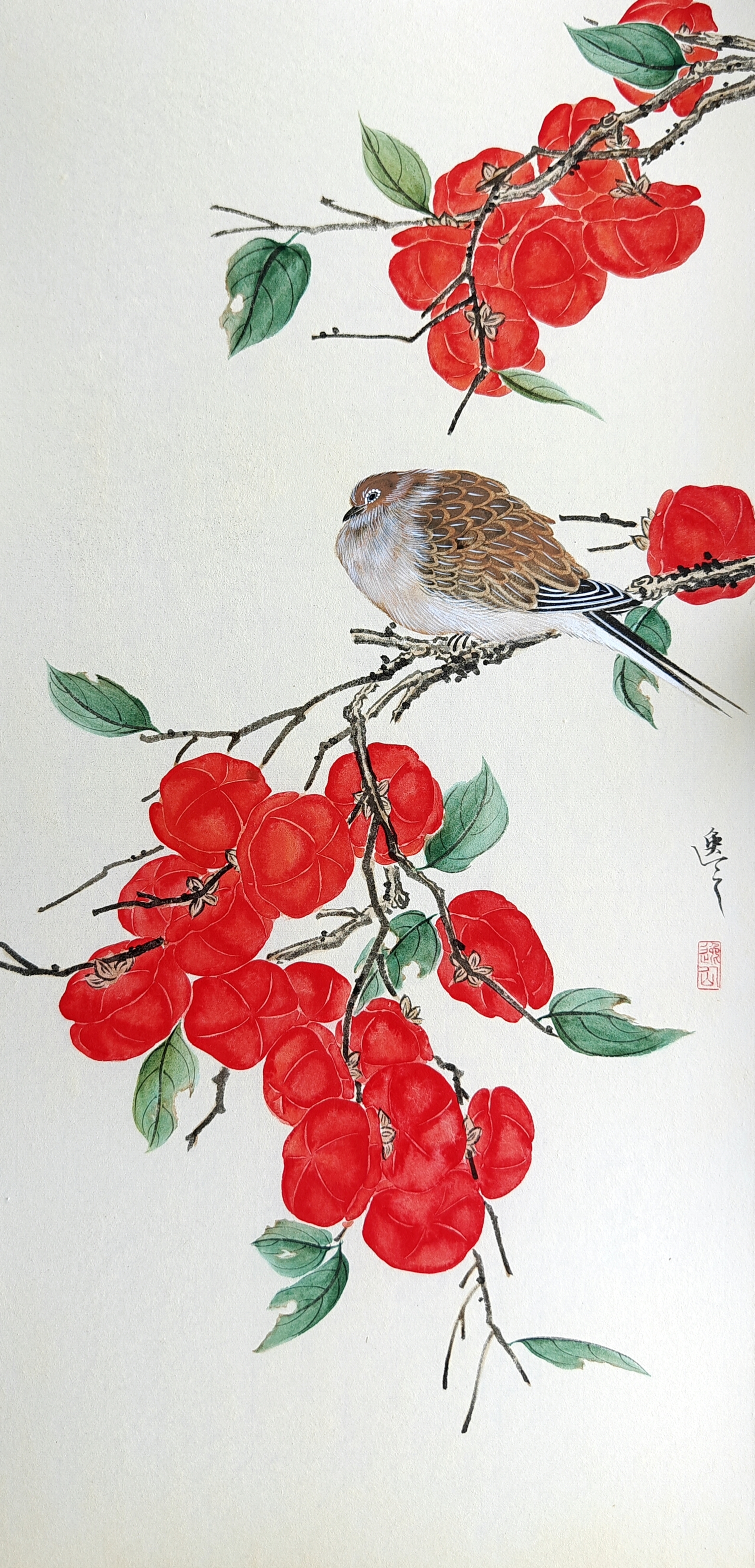 在日常的想象中,人们往往认为绘画或书写时,应当坐姿端正,站立时气质