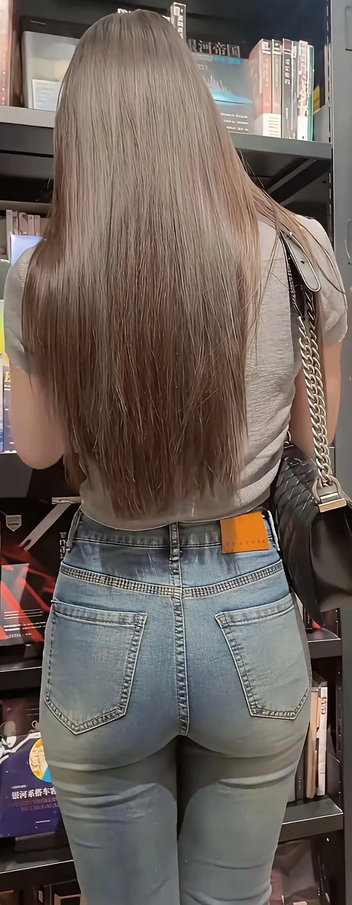 图书馆里偶遇正在看书的学姐,看学姐的背影身材,我瞬间就有了心动的