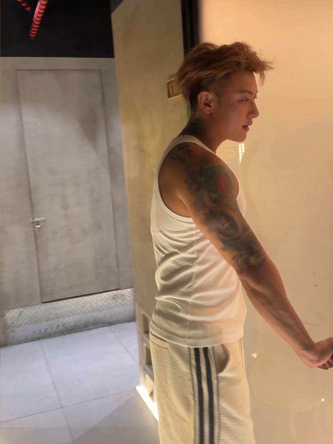 黄子韬和朋友去吃烧烤啦,他喝得可多了,醉得走路都走不稳,得靠助理扶