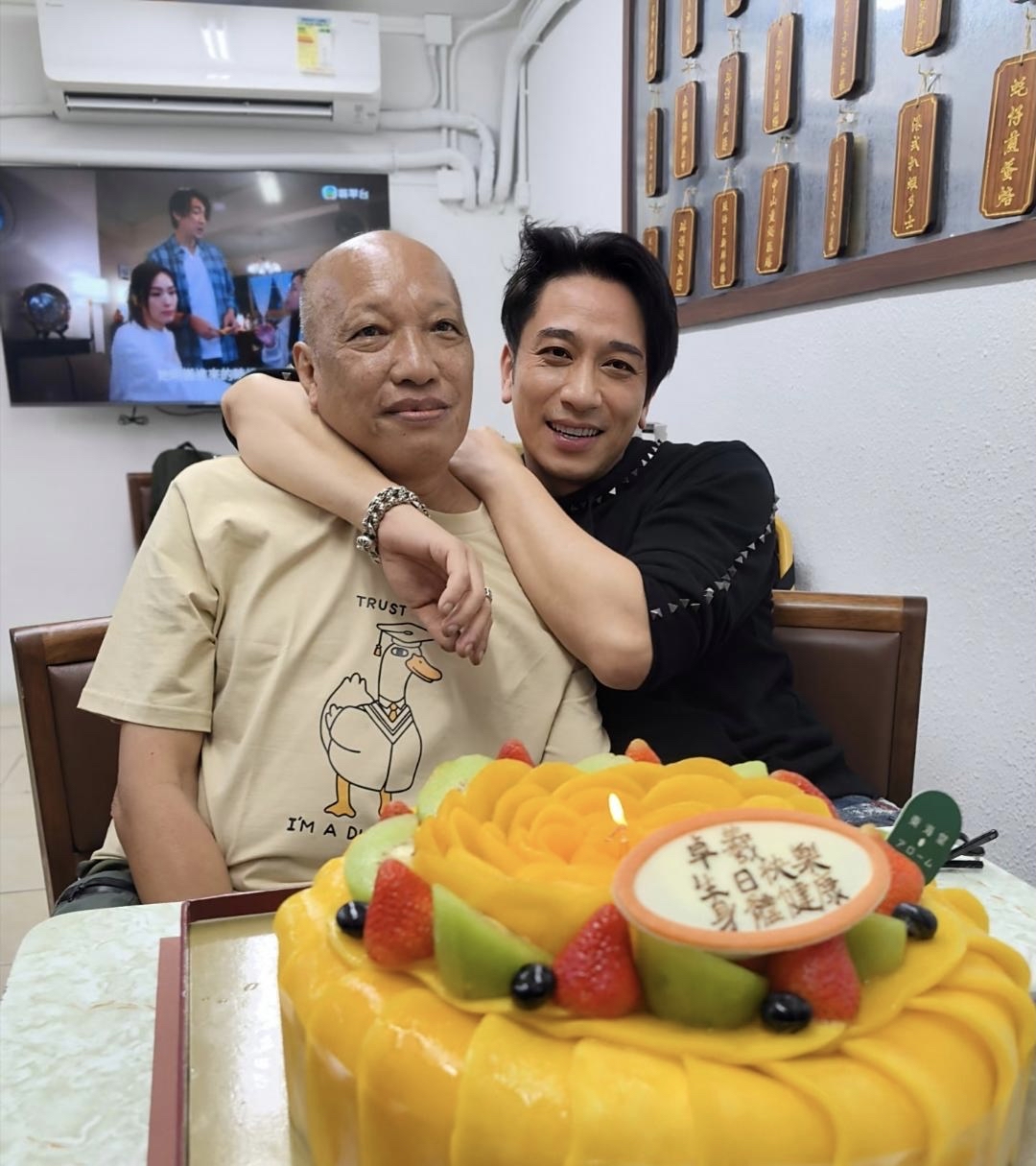 吴卓羲和朋友一起庆祝46岁生日,他看着瘦了不少,面相都有变化了,笑
