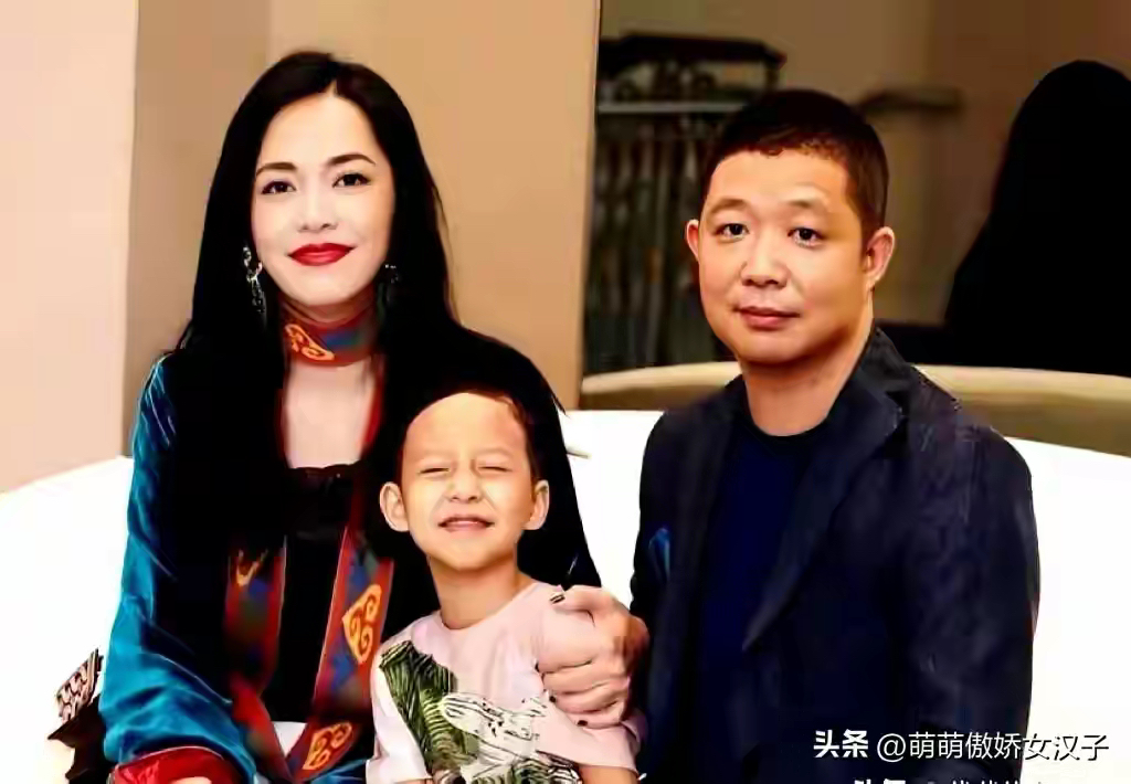 照片中,曹郁打扮随意,显得较为成熟,而姚晨则气质出众