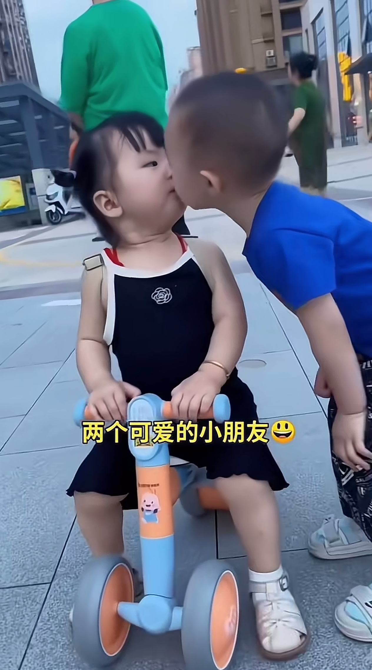 小朋友亲吻,不一定能够说明;是啥意思,但是一定能够