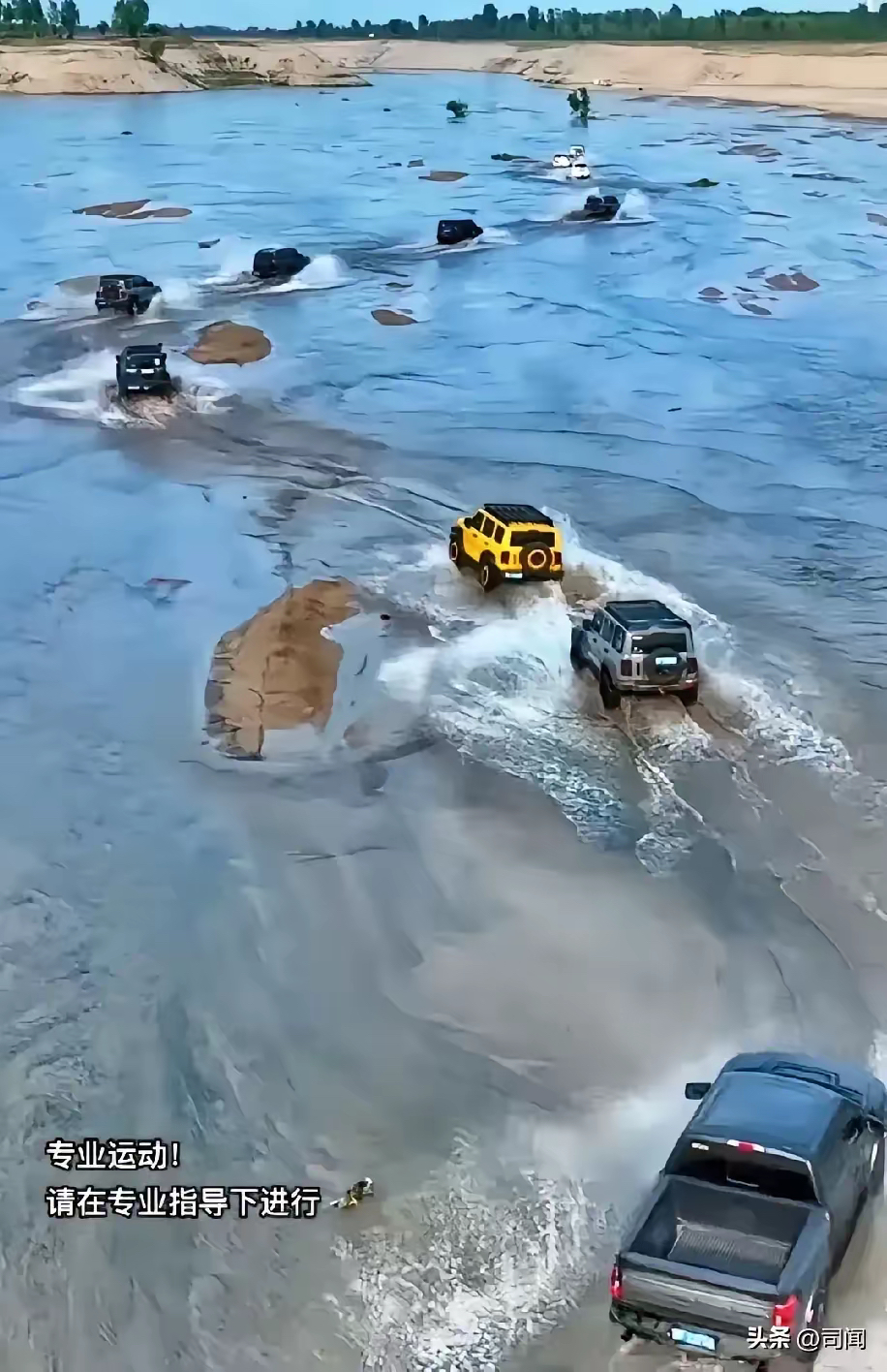 到水里的图片越野车队萨岭河图片整车越野涉水测试汽车在有河流下涉水