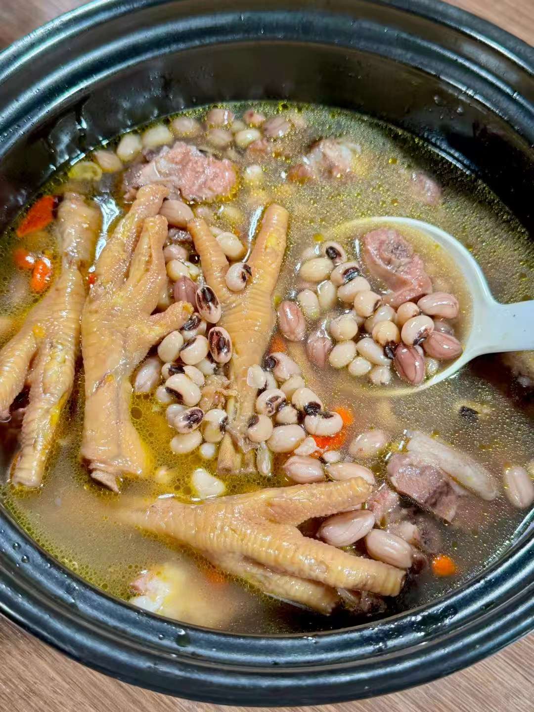 广东靓汤,眉豆花生鸡爪汤!巨好喝!