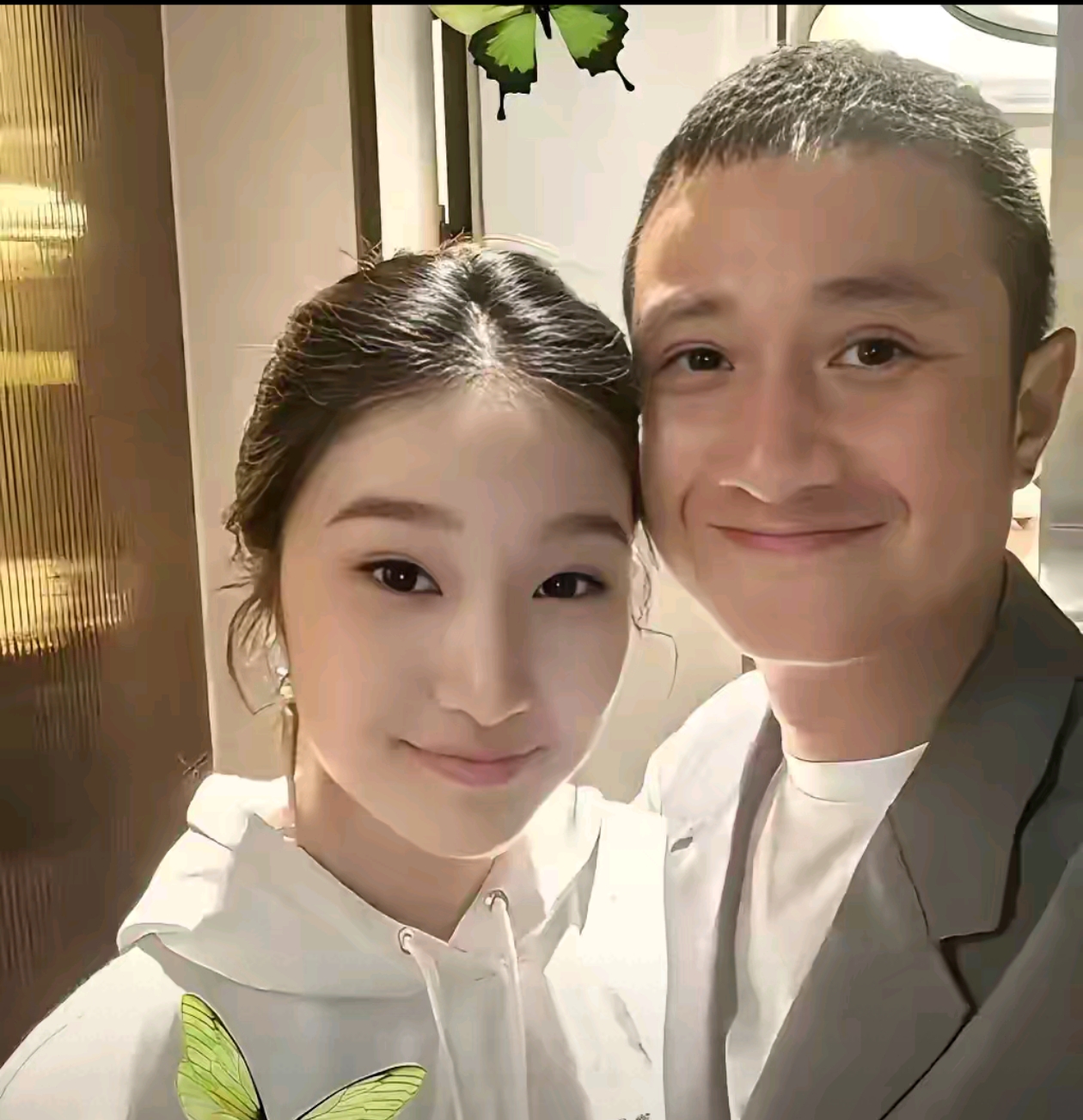 1月23号,人家都离婚5年了,大女儿文爱马给妹妹庆祝11岁生日,姐妹俩的