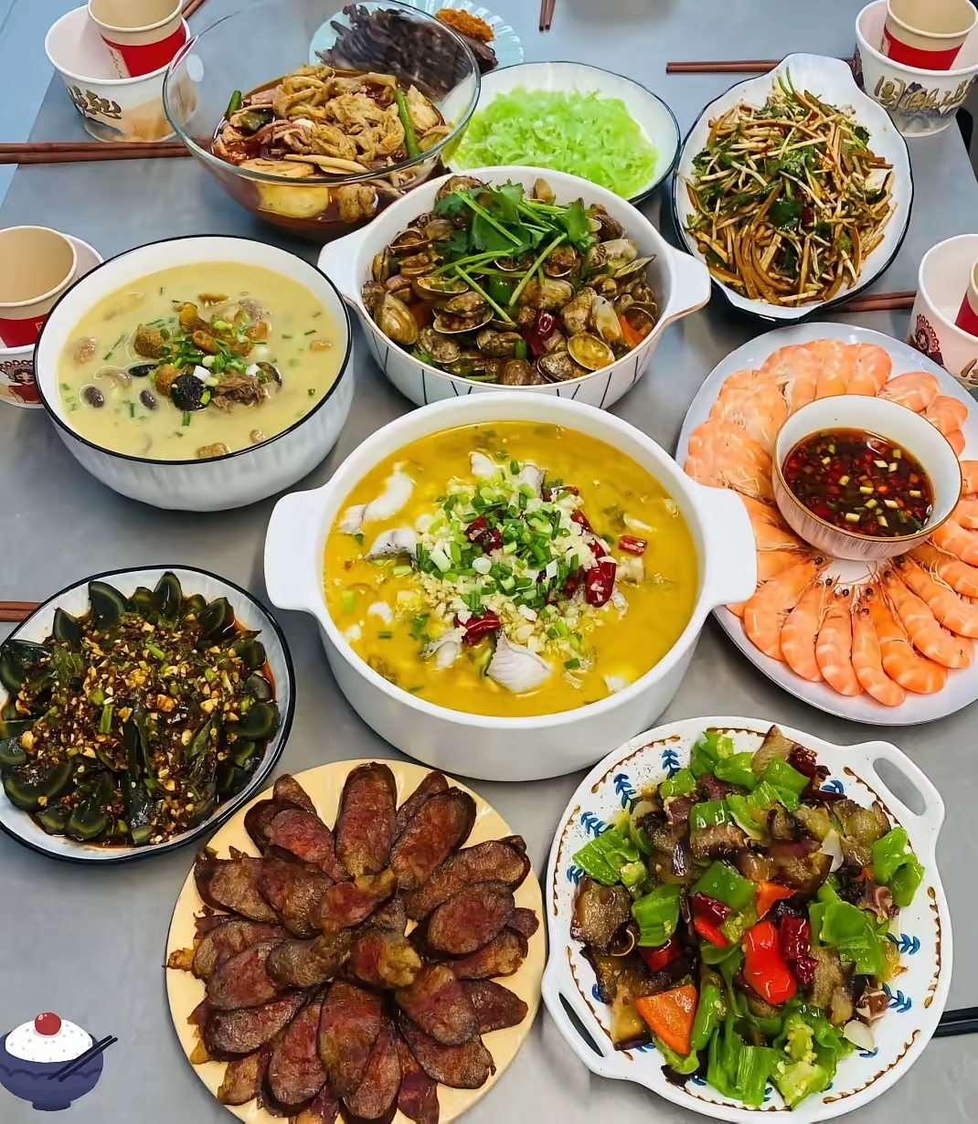 好不容易把菜摆满一桌,喊大家吃饭,结果老公一句"咋没个硬菜,这咋