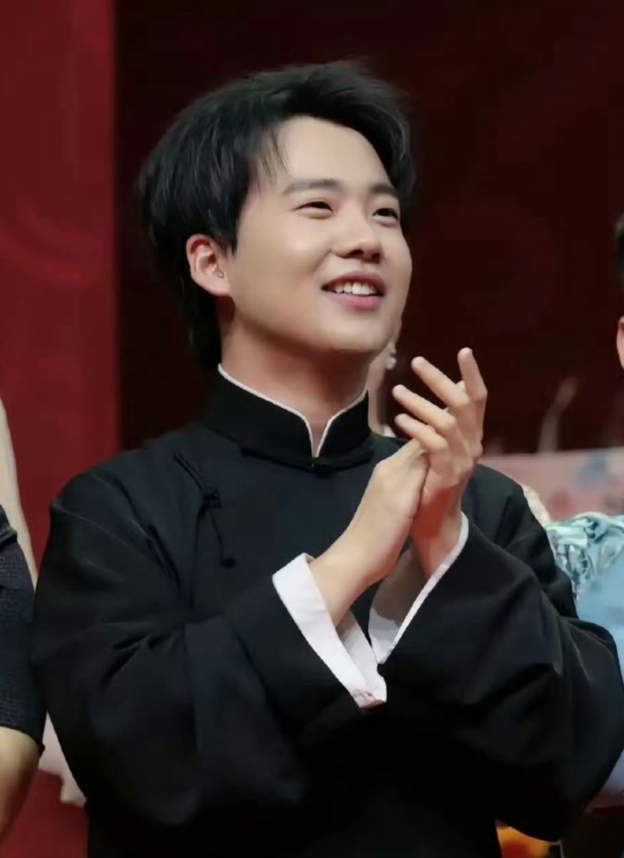 郭德纲综艺"传位"名场面,郭麒麟四两拨千斤:先给师父办退休!