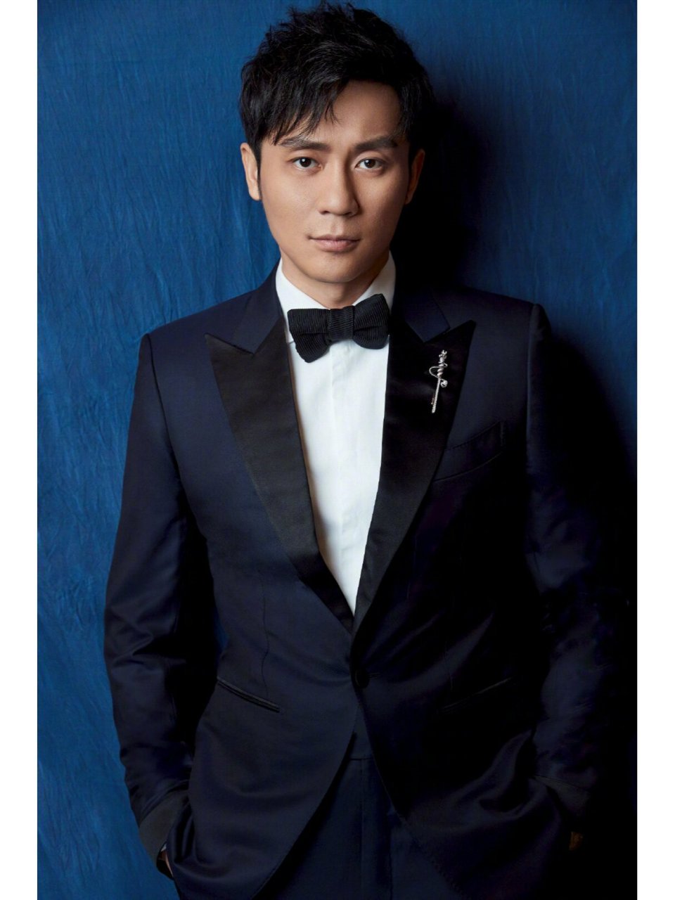 他外表帅气,五官硬朗,眼神坚毅 ,身材健硕.李晨1978 年出生于北京市