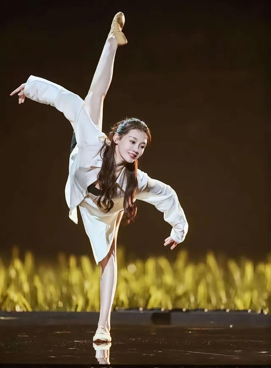 《芳华》选女主角的时候,苗苗还是总政歌舞团的年轻演员,她特意