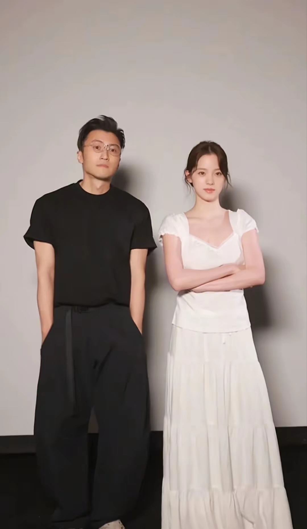 44岁谢霆锋与25岁欧阳娜娜同框,毫无年龄差引热议