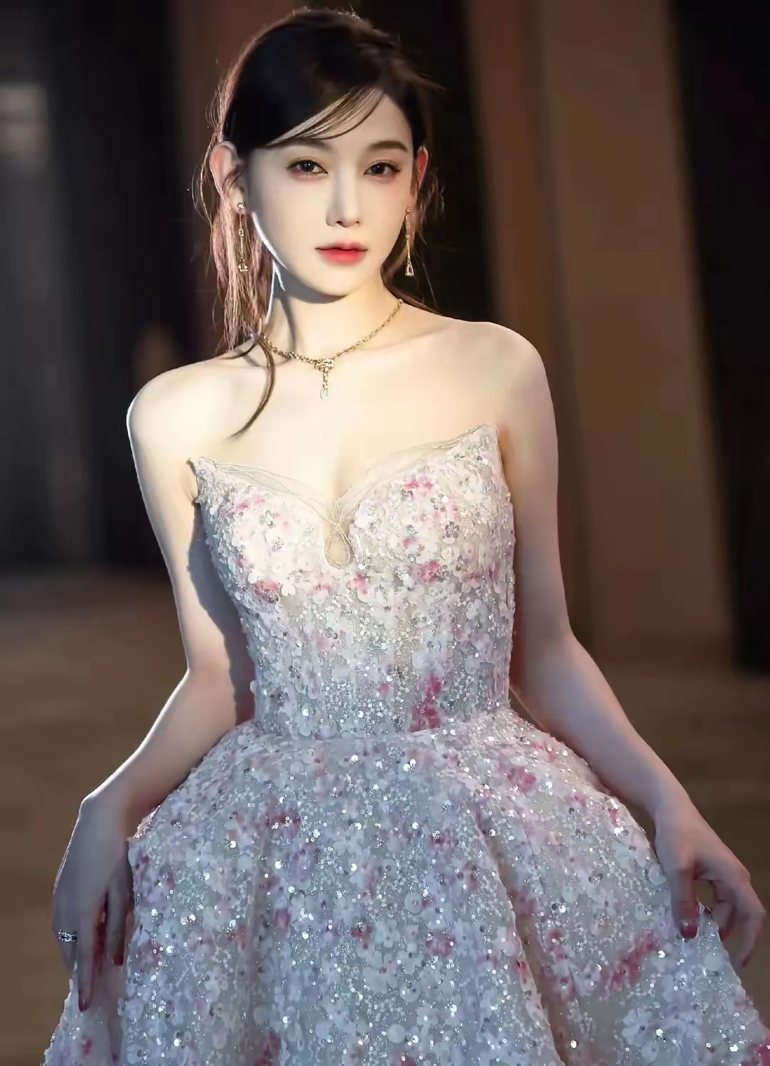 李沐宸抹胸裙写真曝光优雅与明艳撞出惊艳火花