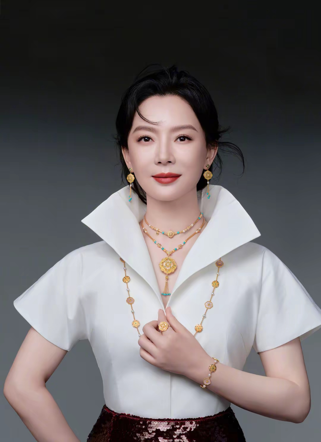 " 这位毕业于中央戏剧学院的女演员,仿佛把"优雅"二字刻进了骨子里,无