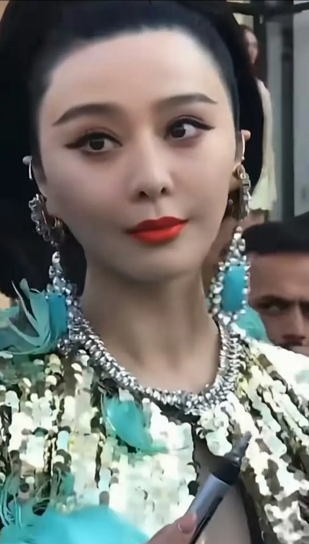 范冰冰一看就是有女王的气场,而林心如娇小玲珑的,气场不够