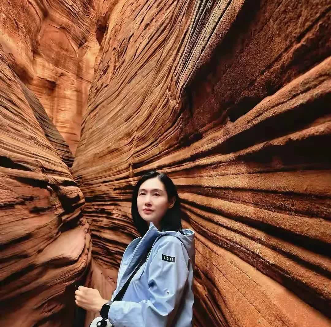 53岁的朱茵出现在陕西波浪谷啦,那画面真的超赞!