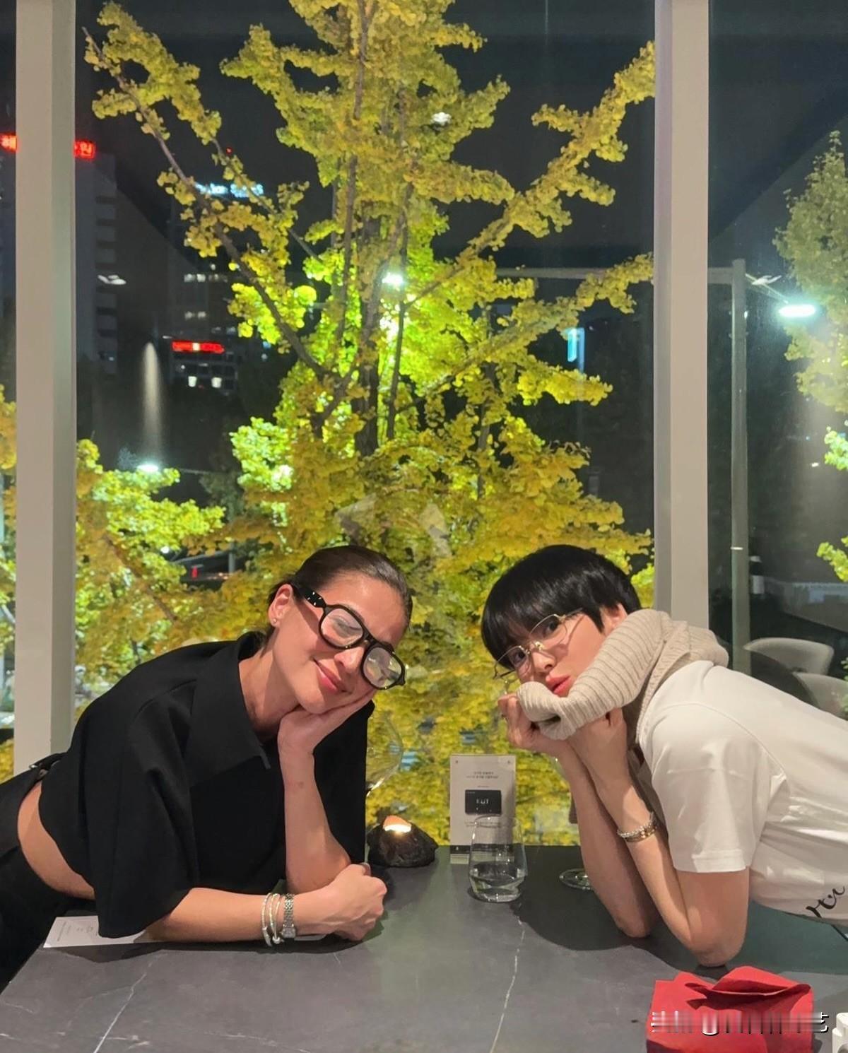 照片里宋慧乔和安妮·柯蒂斯头靠着头两人各自的独特气质相互衬托
