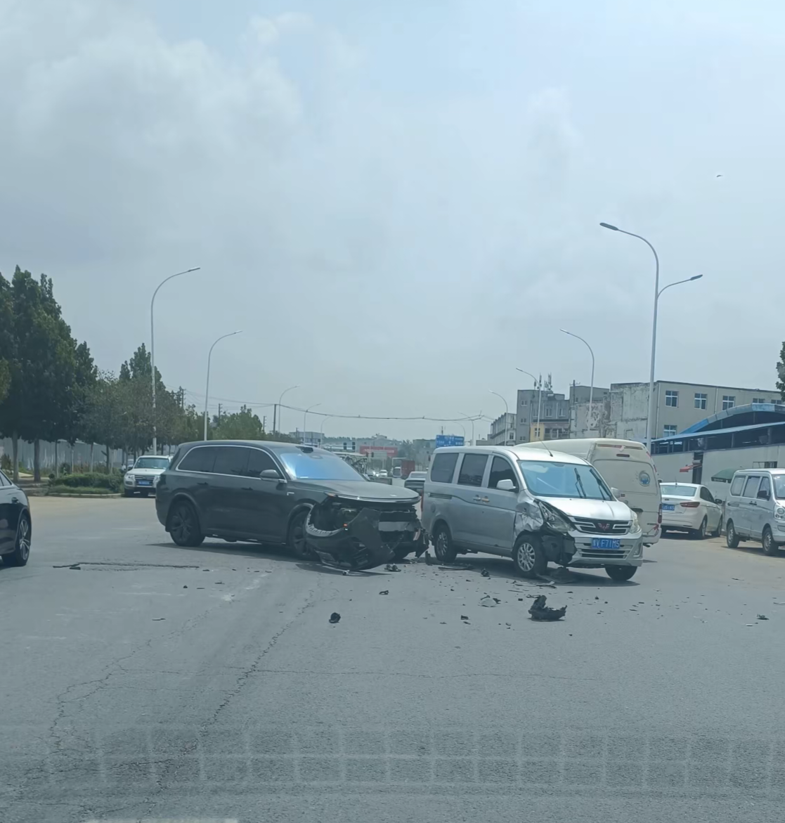 理想汽车和五菱汽车撞车照片,引发网络热议