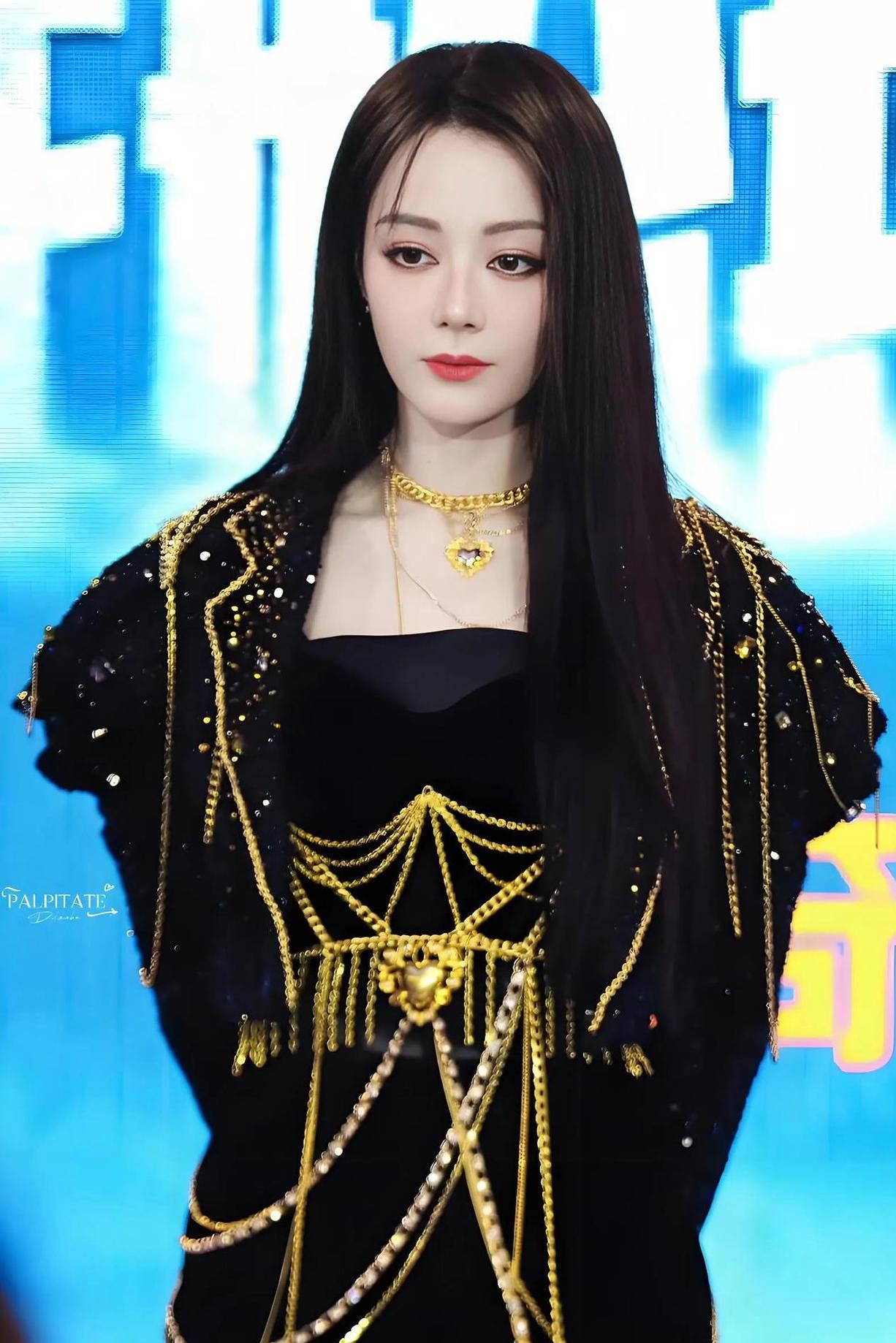 迪丽热巴身着黑金配色服饰,黑色主调神秘,金色链条与亮片点缀,华丽又