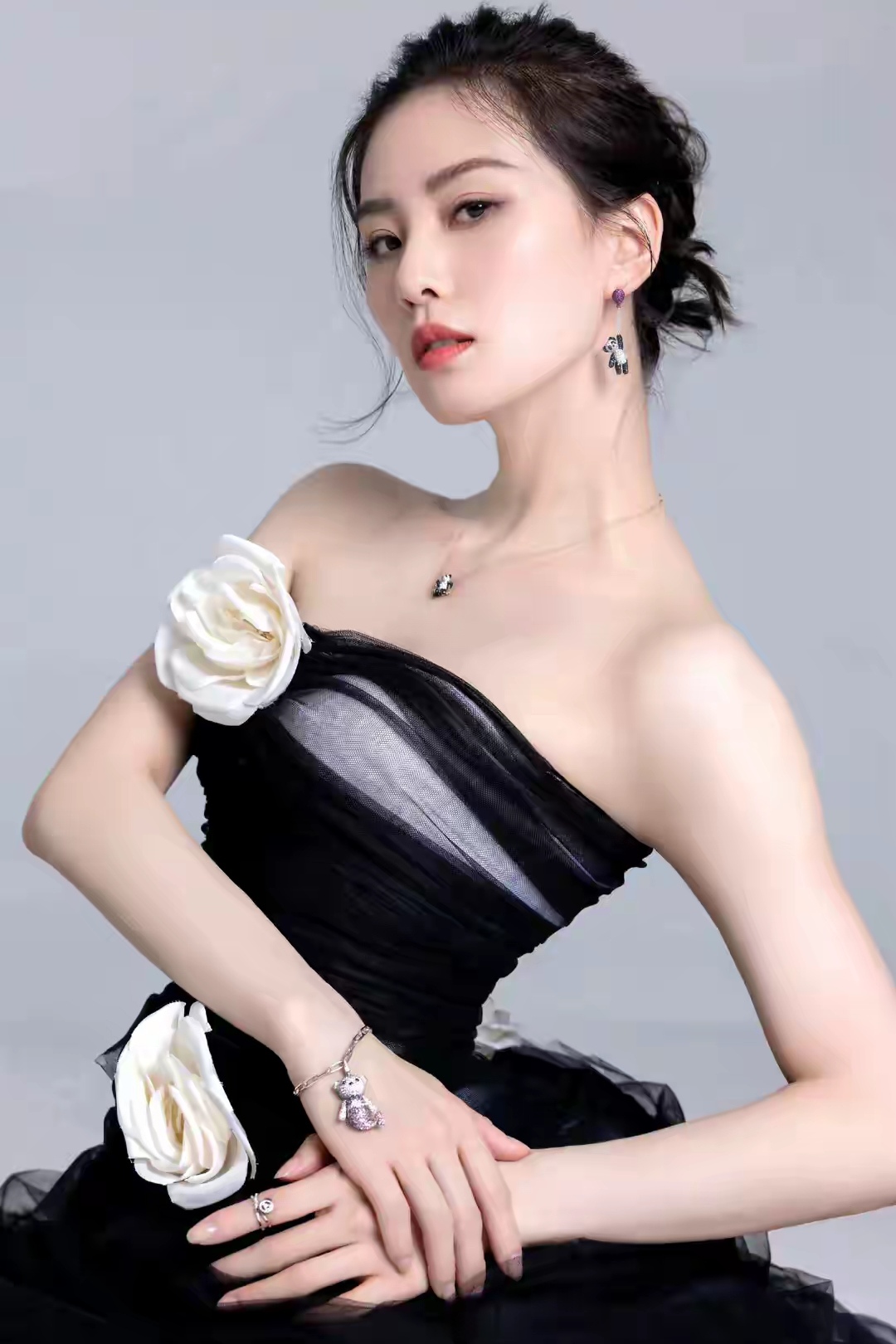 刘诗诗身穿黑白撞色抹胸礼服惊艳亮相搭配精致耳饰发型简约大气她