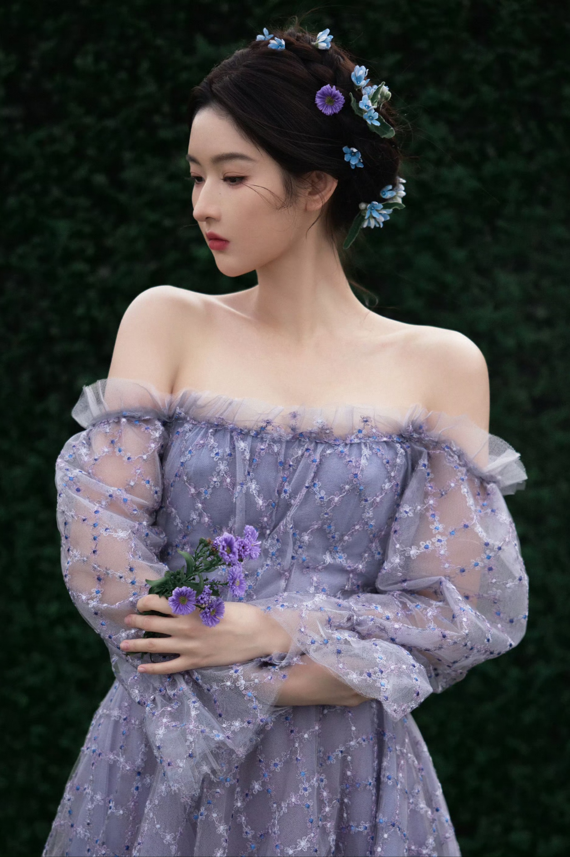 王玉雯身着灰紫一字肩纱裙,薄纱绣纹衬仙美,发间花饰添灵韵,露肩显柔