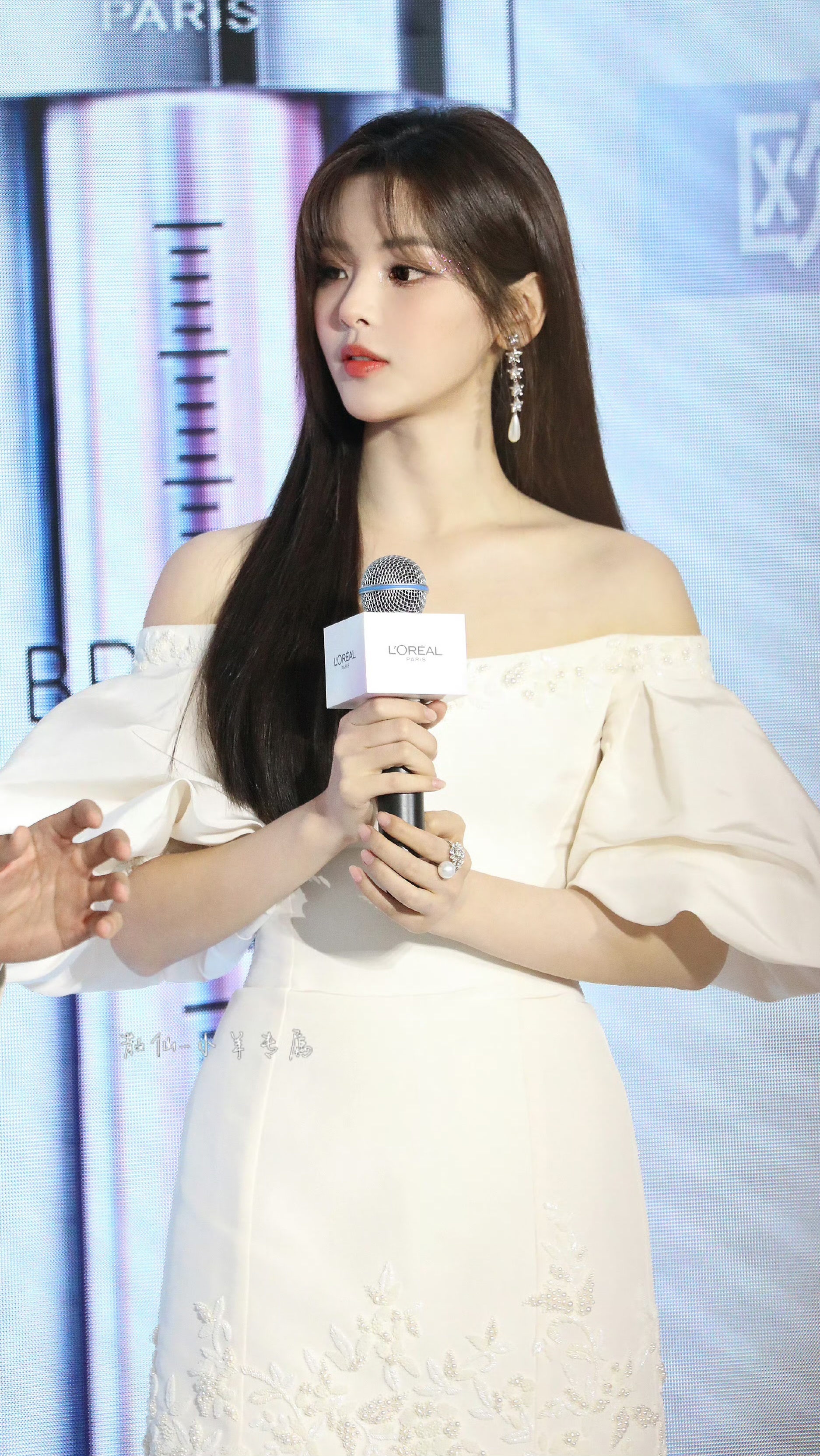 长发自然垂落妆容精致搭配珍珠耳饰气质温婉灵动