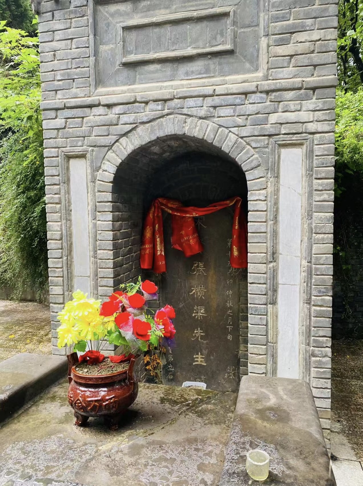 今天刷小红书看到一个帖子,提问"支撑理想主义者走