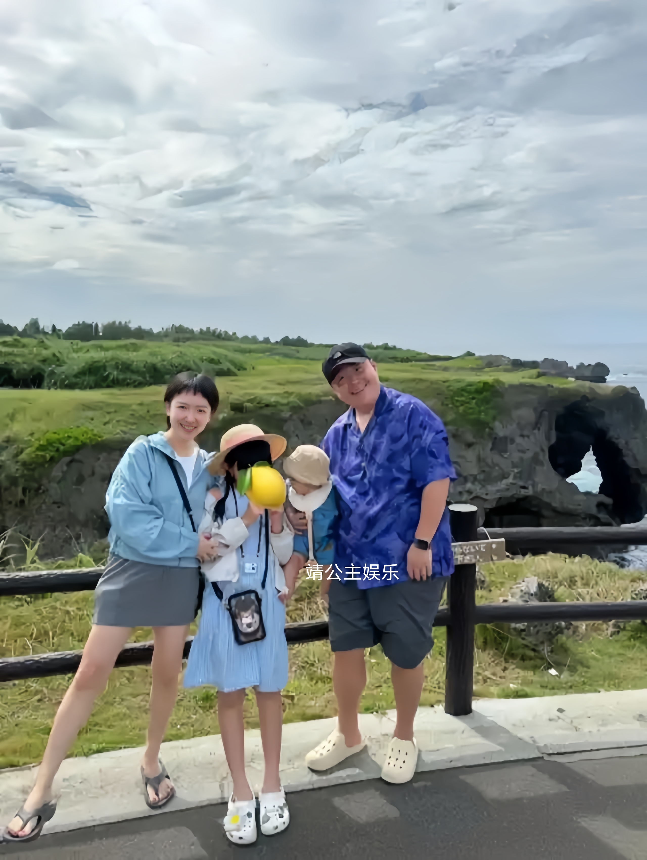 他协助妻子托举着幼女小家伙肉嘟嘟的大腿十分抢镜林宁瑞短发造型更