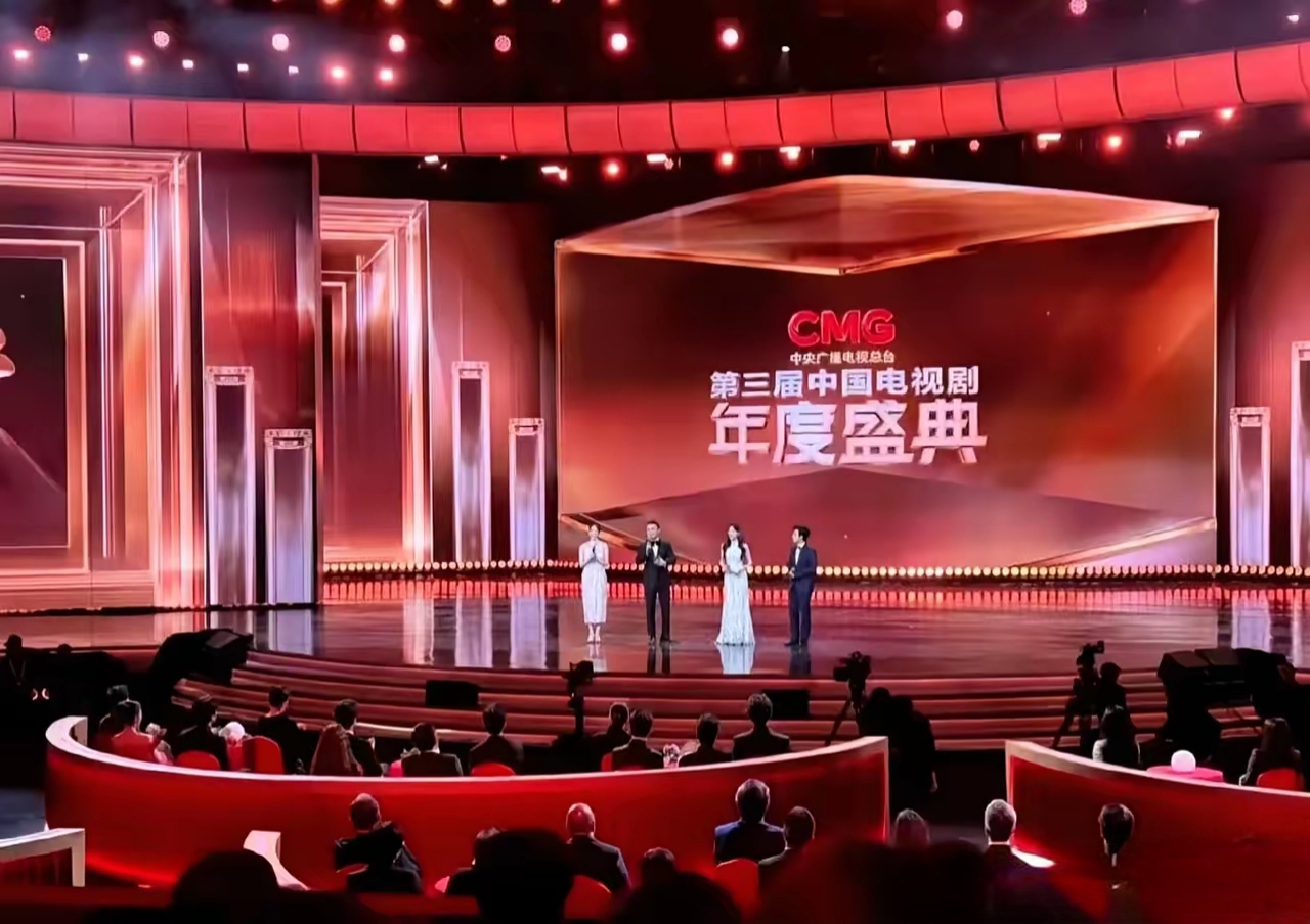 就整了个大惊喜 在央视总台《盛典荣誉颁布晚会》和尼格买提共同主持