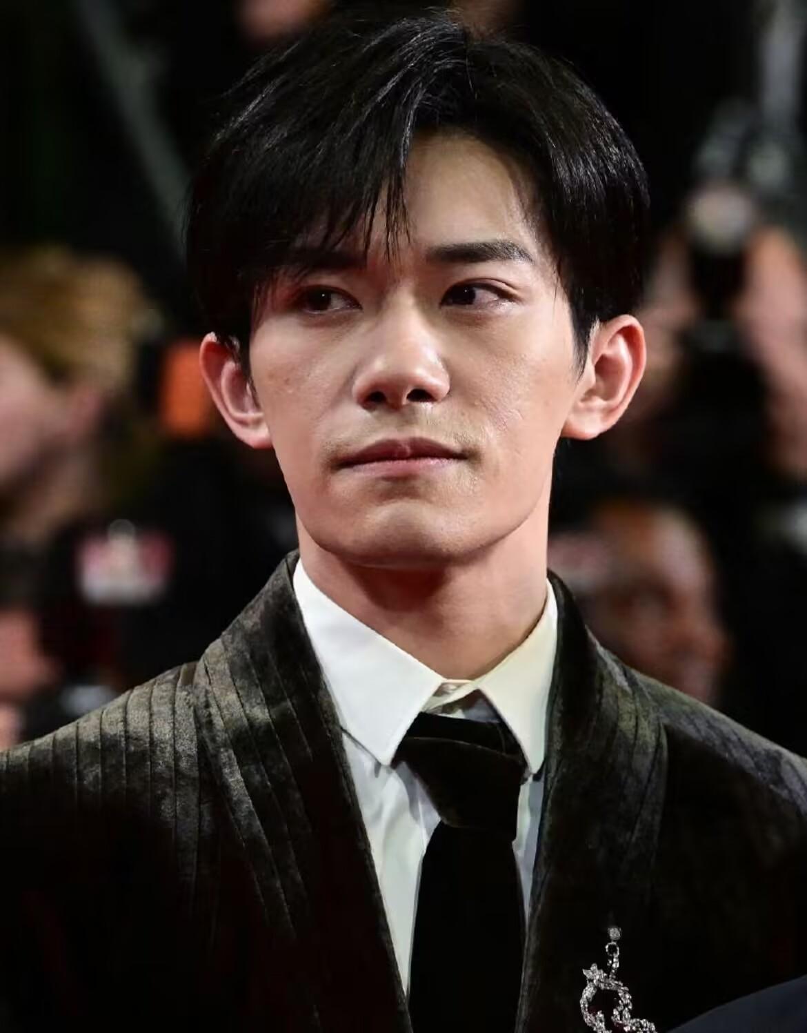 当易烊千玺的生图在社交平台引发热烈讨论,大家突然发觉:在精修图与