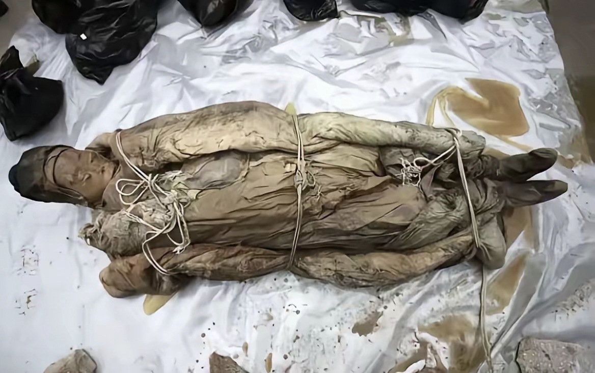 泰州出土一具700年前的明朝女尸,造孽啊,人家长眠地下干嘛要挖出来?