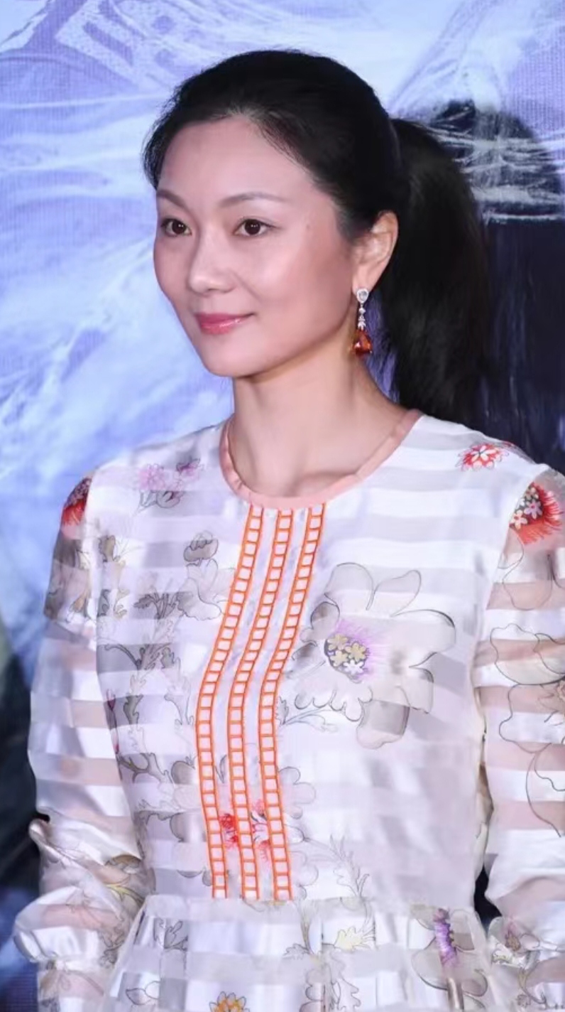 你该有自己的生活了."陈婷听了,眼眶有些湿润,心里涌起了复杂的情绪