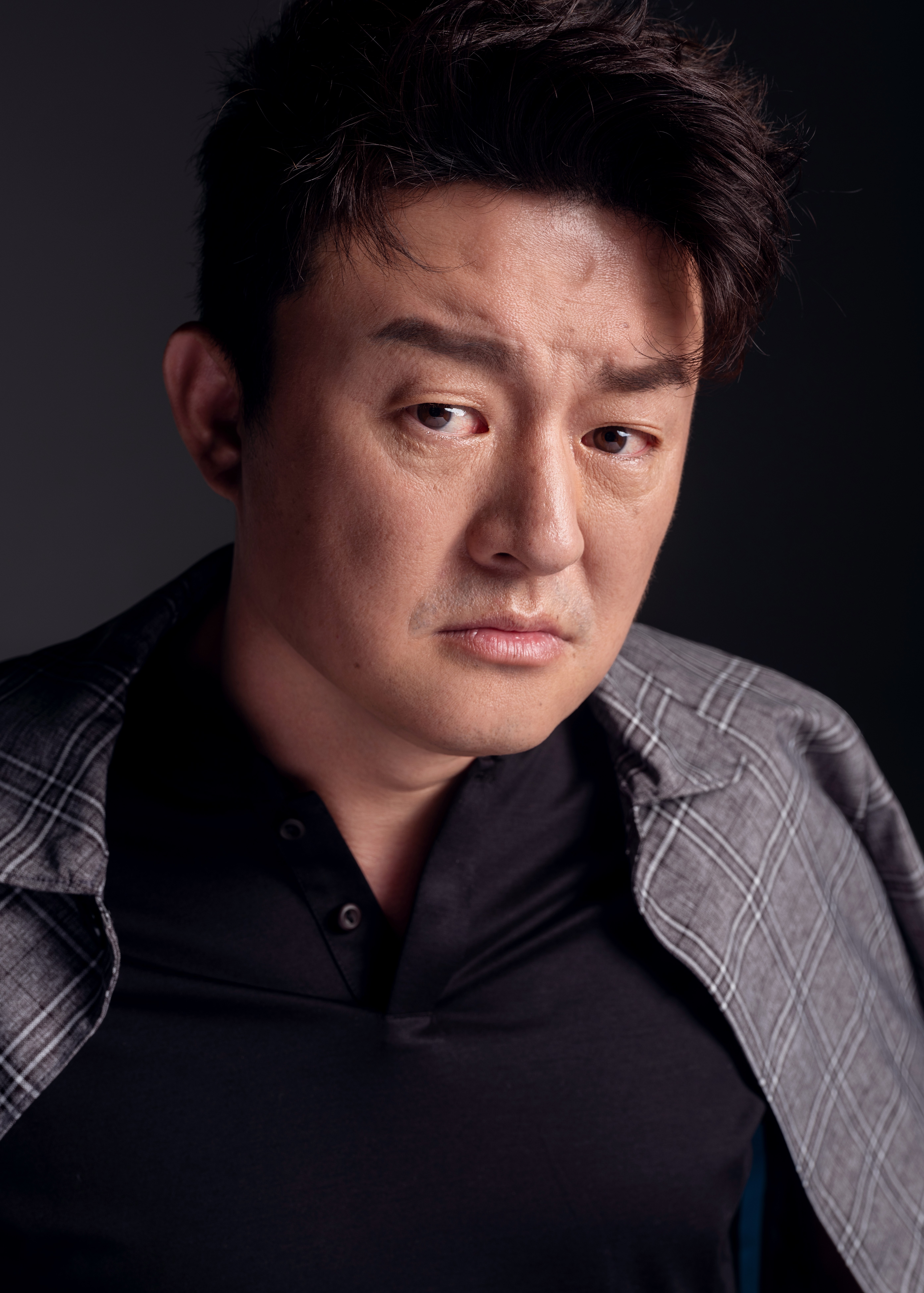 《刑警的日子》里又用了ai变脸技术,高亚麟的身材和张磊的脸,就出现