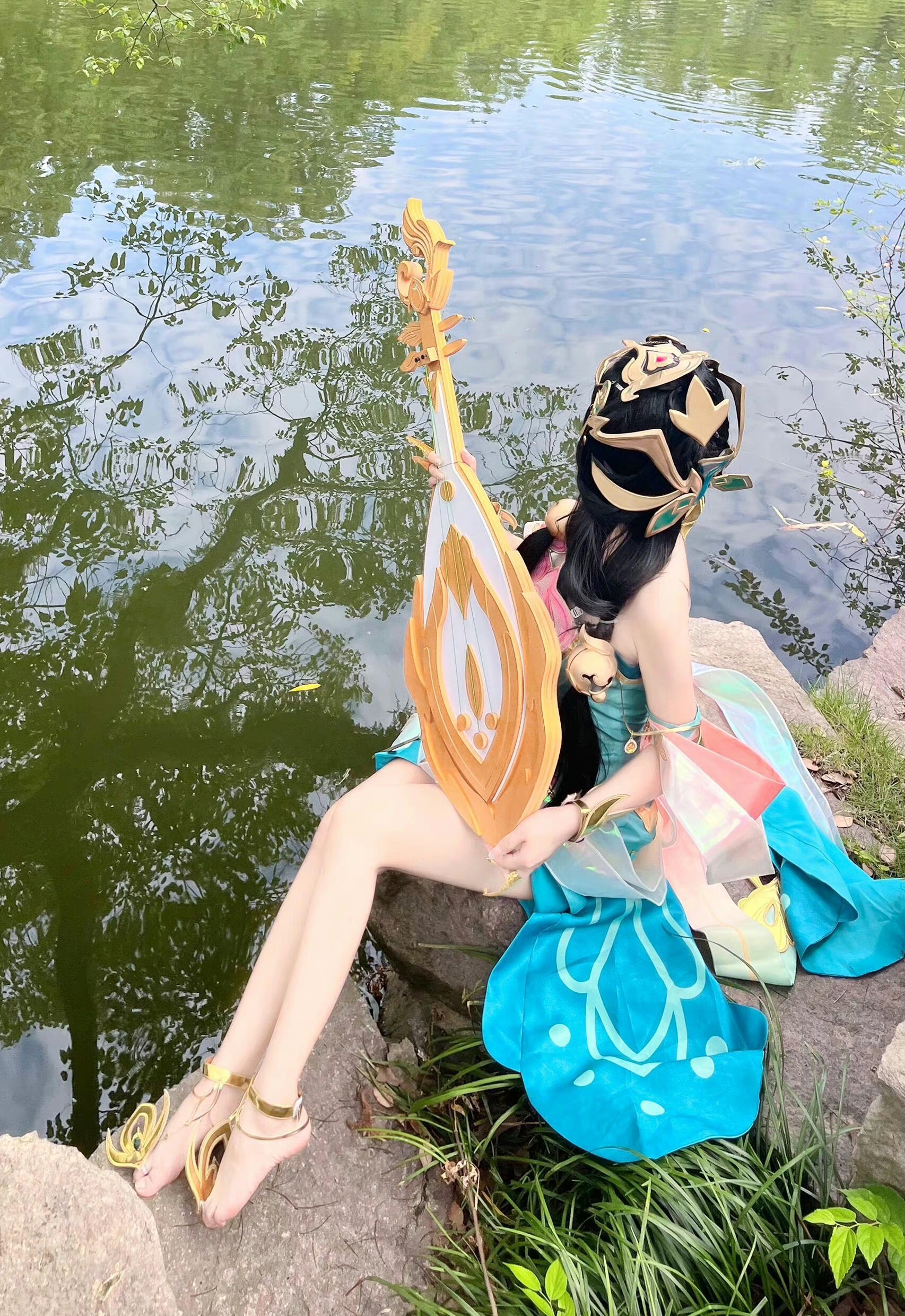 王者荣耀cosplay杨玉环 这玉足搭配雪白大长腿 即便只漏出了背影 也