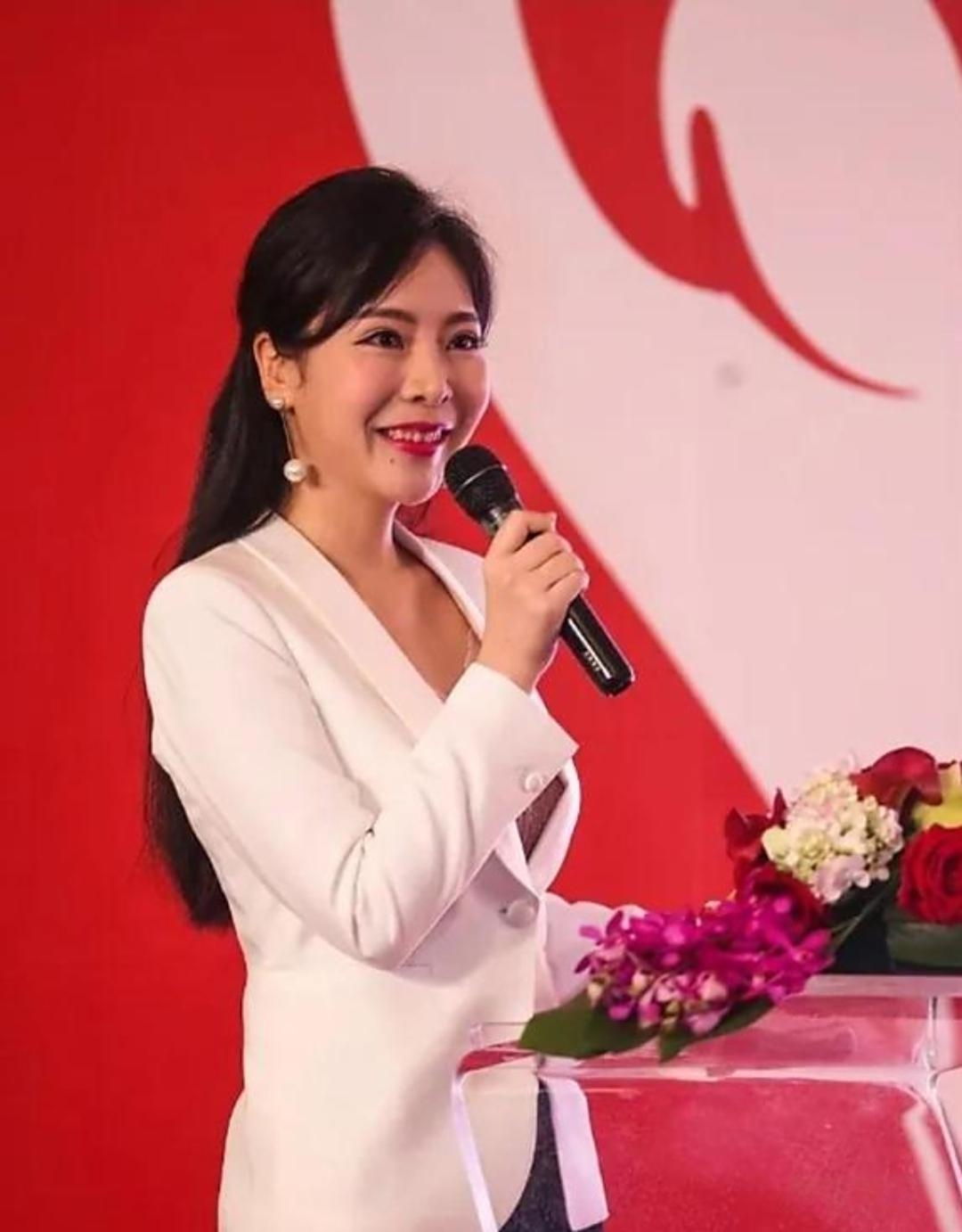 学校搞全校直播,她居然脱口而出:"请领导依次下台"