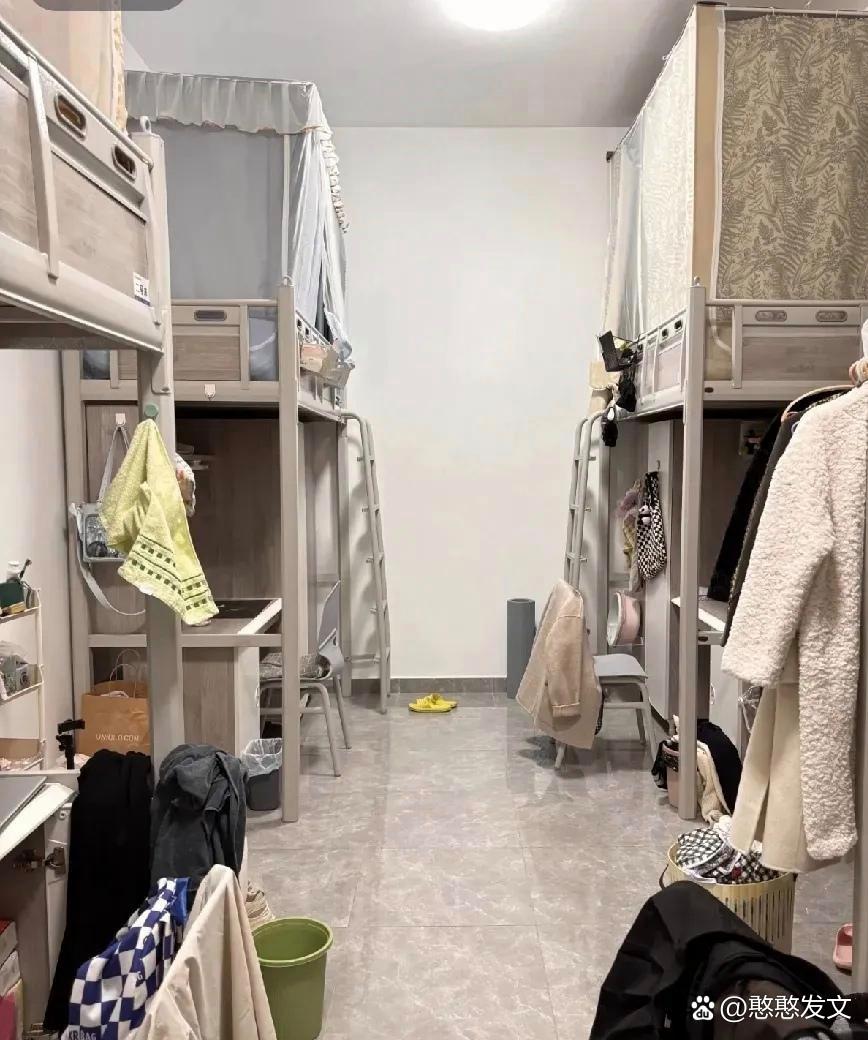 裸睡风波 上大学的时候,女生宿舍是上下铺那种,我们宿舍里有6个女生,5