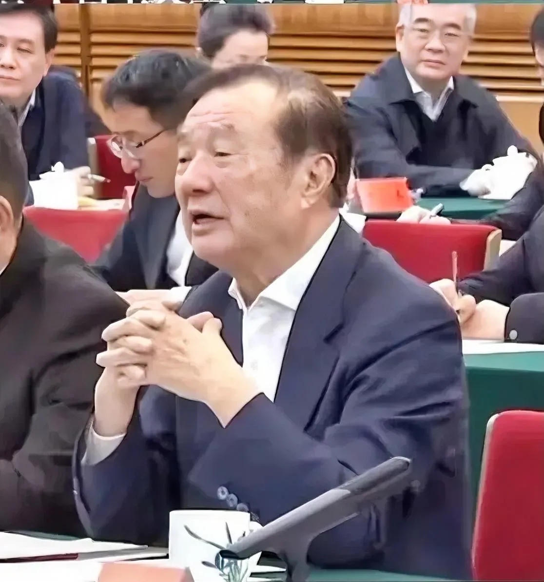 今天看到了民企业大会上任总发言的画面突然有种想哭的冲动