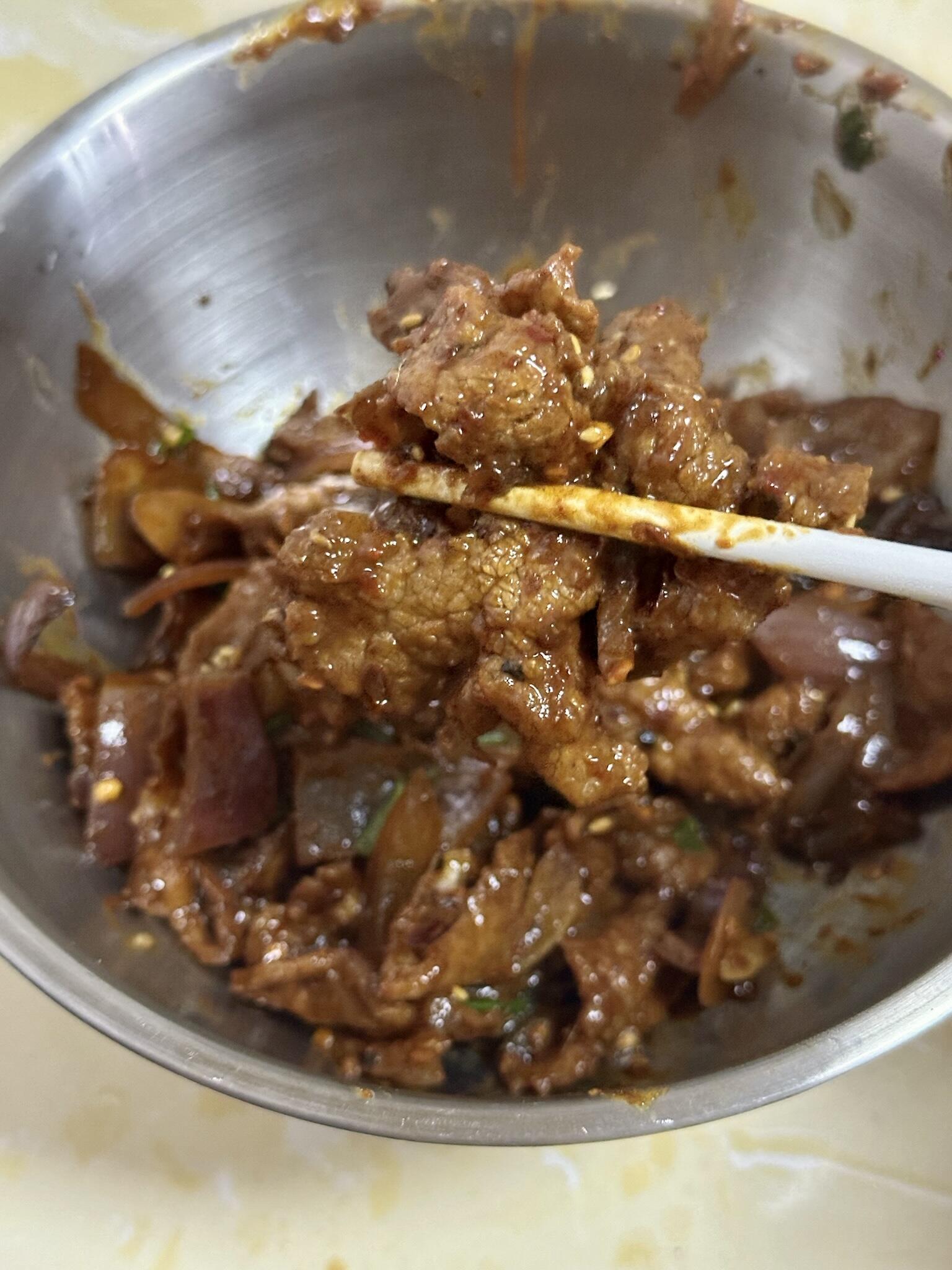辣椒面和韩式辣酱是灵魂过程超级简单牛肉怕不够嫩的可以加点淀粉一