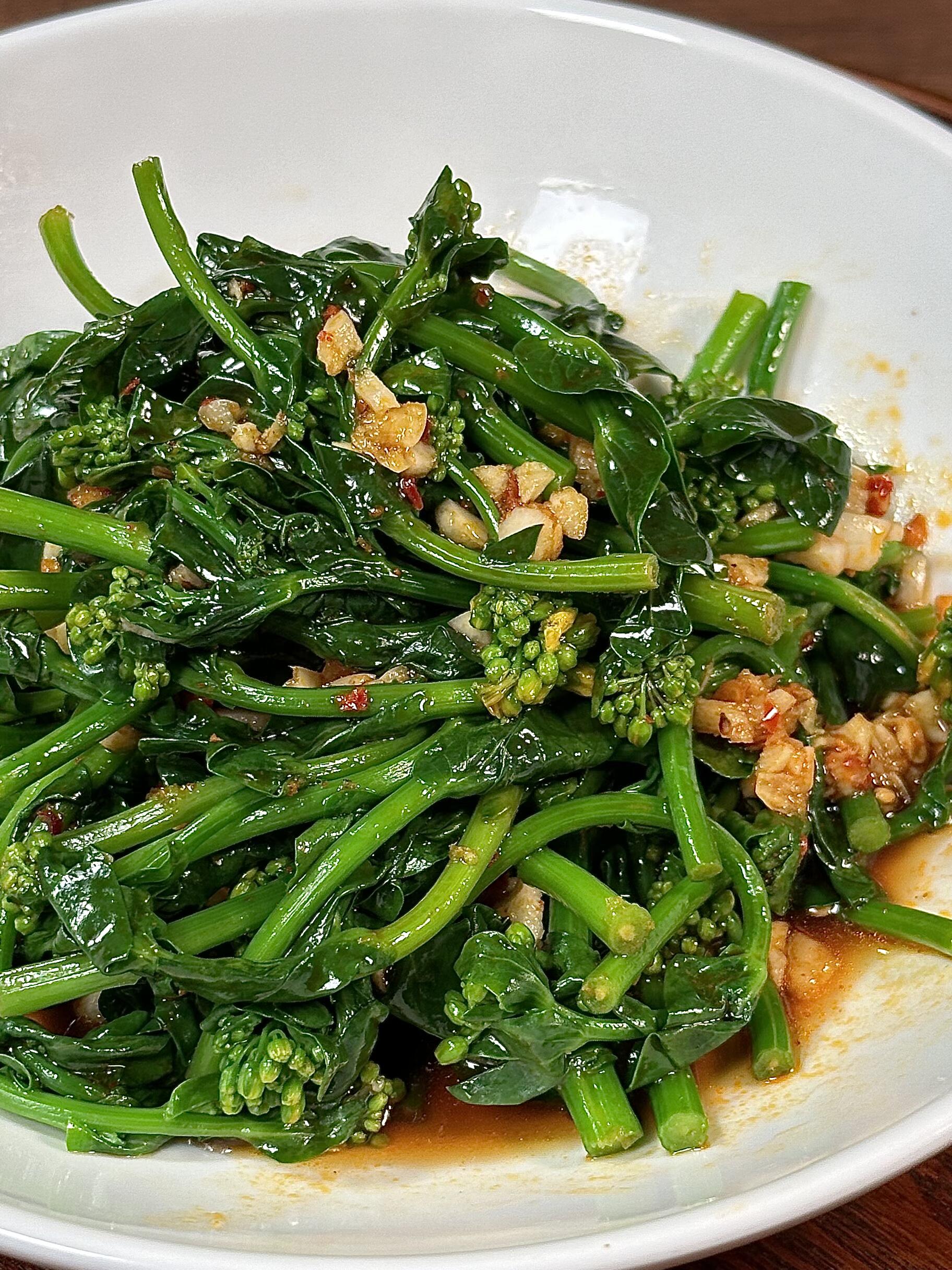 做法也非常简单清爽解腻～ 	 食材菜心300g蒜3瓣 做法1将菜心洗净