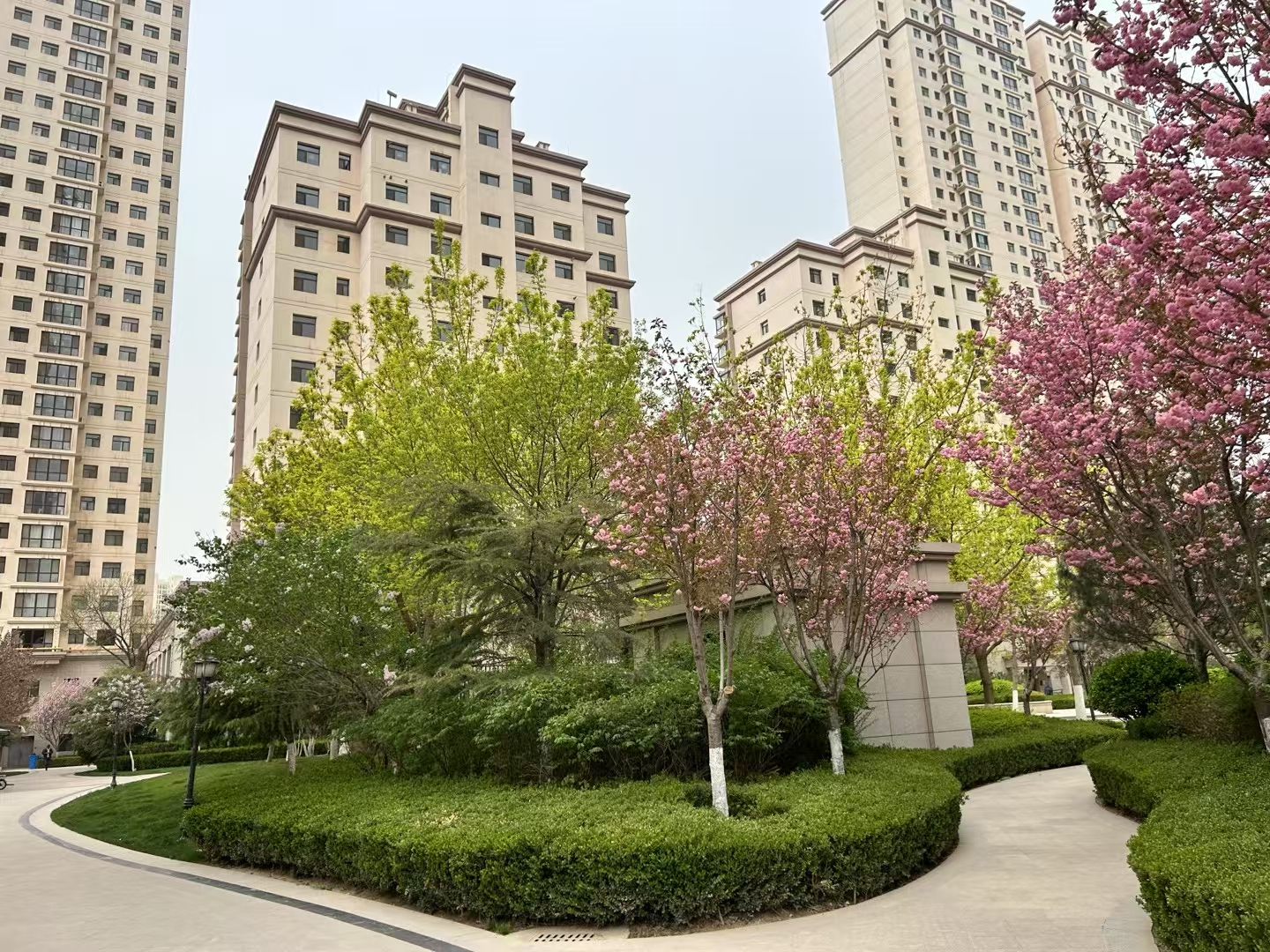 小公主头戴皇冠,身着梦幻裙装,眼神明亮带笑,可爱俏皮