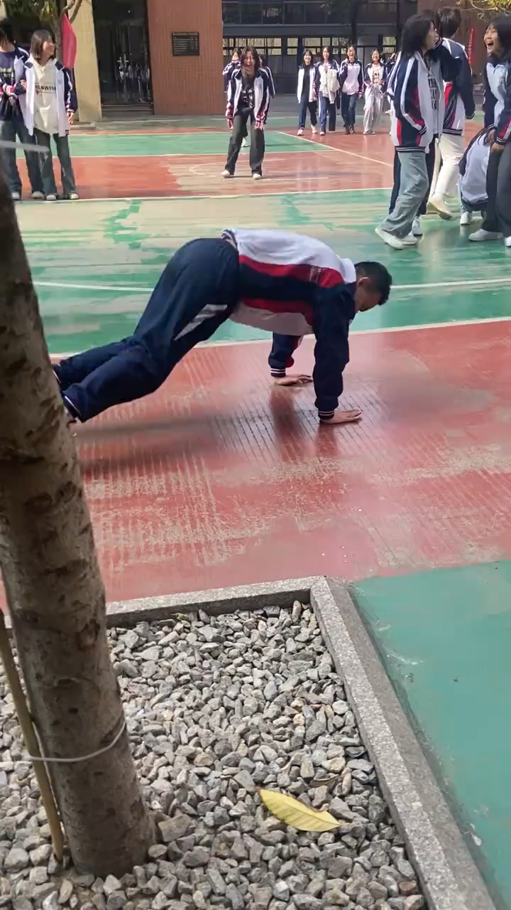 同学,你这个俯卧撑在哪里学的?
