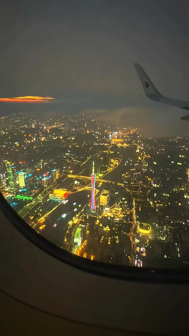 飞机上俯瞰霓虹夜色,璀璨的广州珠江新城,广州小蛮腰