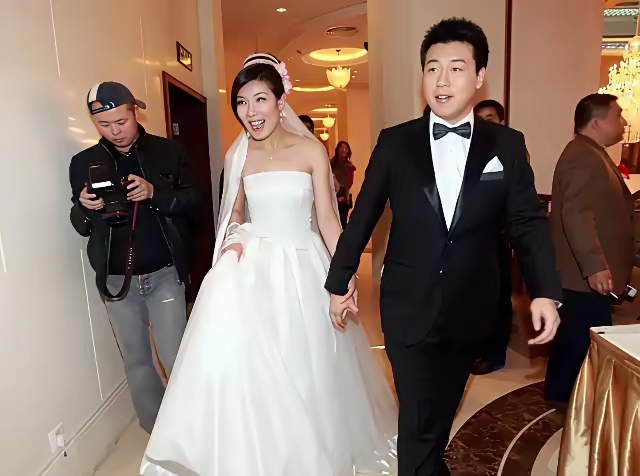 2008年,北京奥运上,26岁的杜丽对22岁的师弟庞伟说:"你向我求婚吧,我