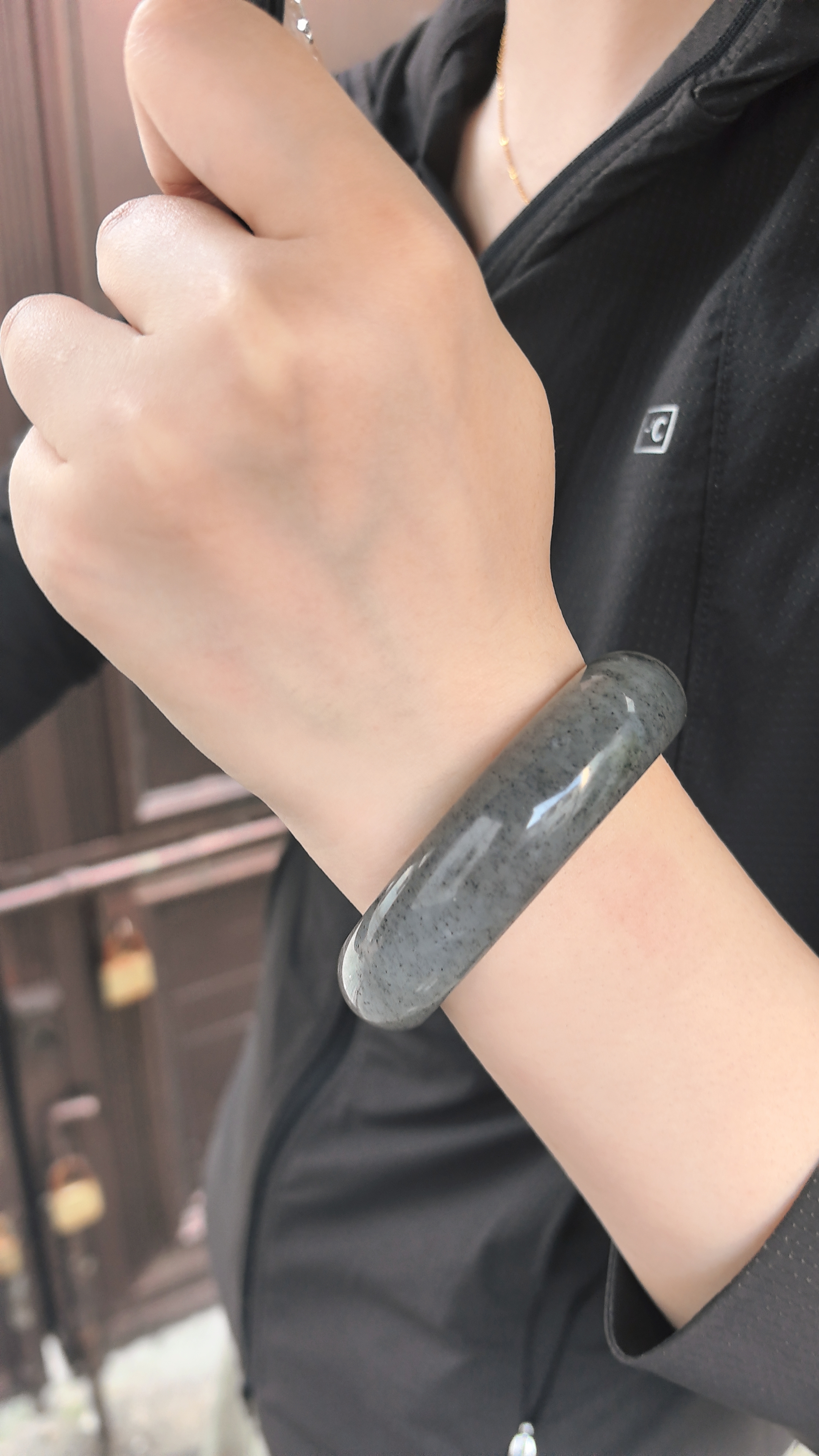 很古典……于是也跟风入手了一只,现在青花籽料手镯真假芝麻糊玉图片