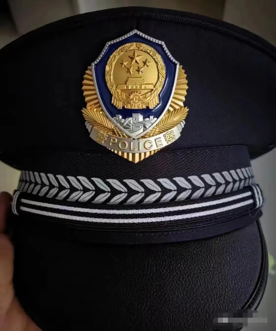 新款警帽太帅了,打破了传统的黑白色,采用了欧美日韩