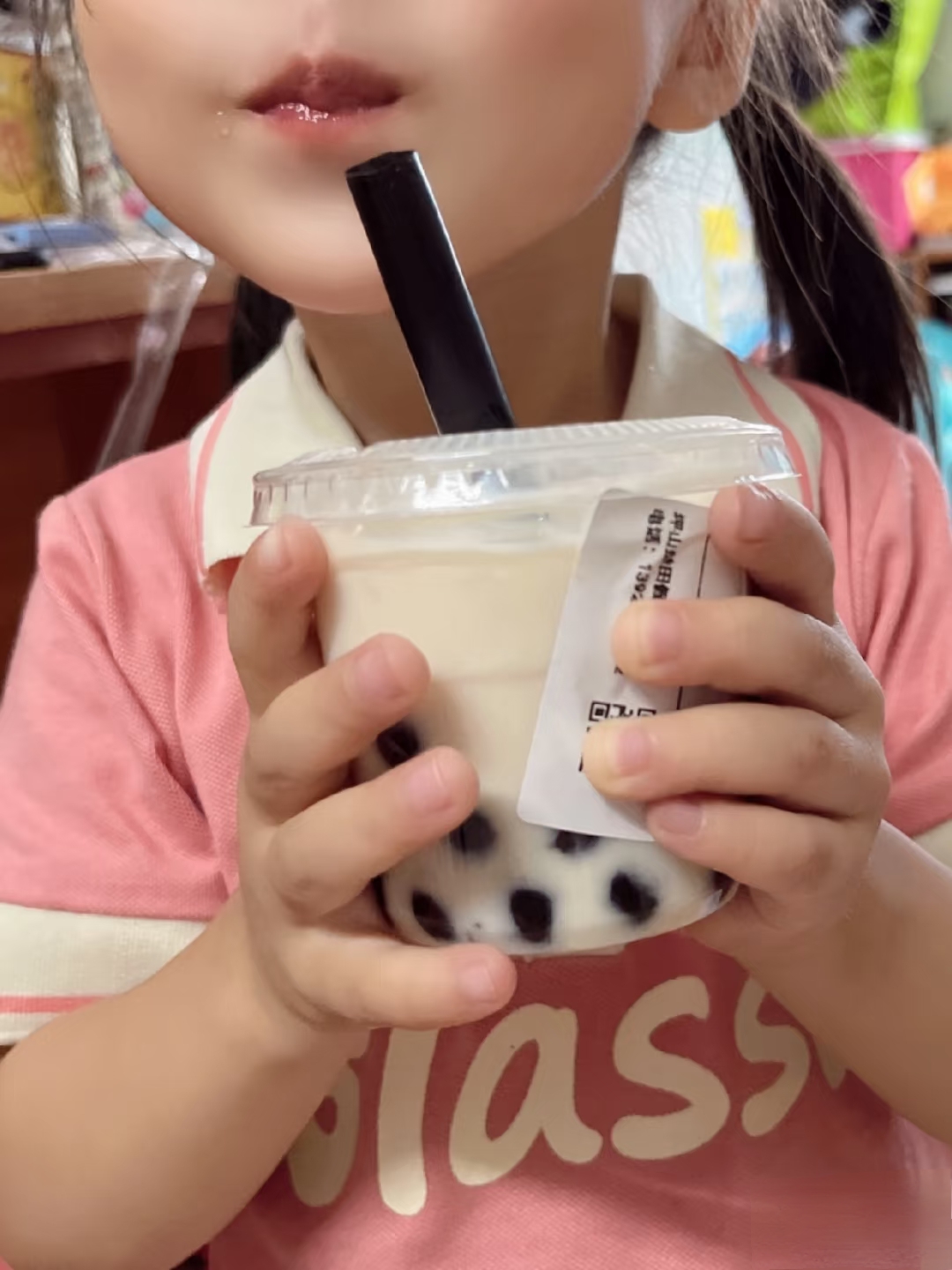 看到我女儿正在喝奶茶,竟然大惊失色,说, "孩子这么小怎么就让喝奶茶