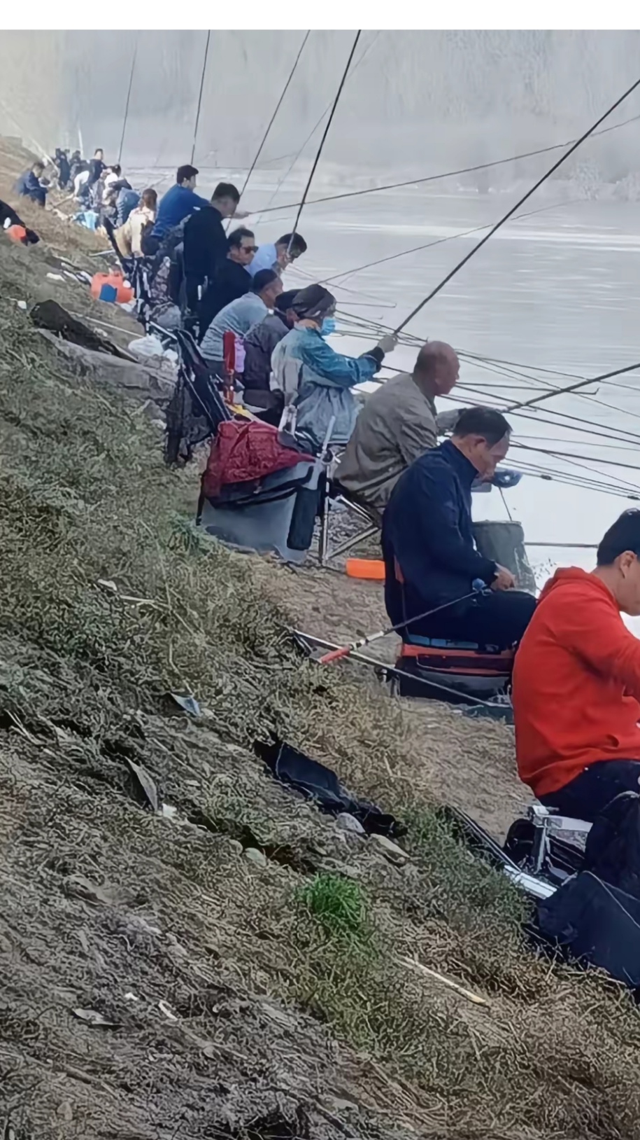 今天究竟是什么日子?平日里空旷的大河边,此刻竟聚集了二百多号人!