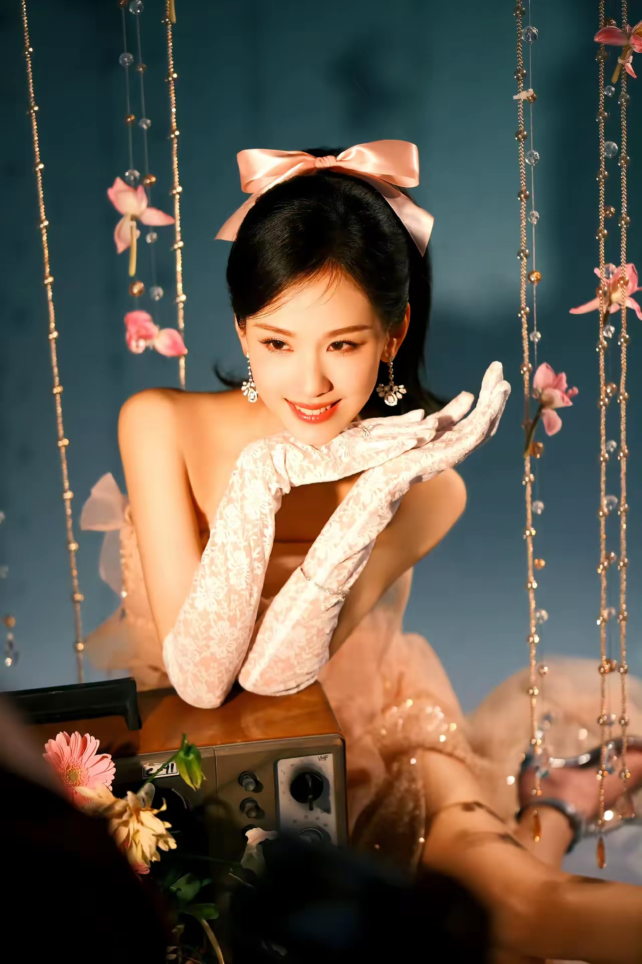 她以一袭抹胸礼服裙搭配蓬松黑发港风大马尾尽显慵懒妩媚红唇与雾面