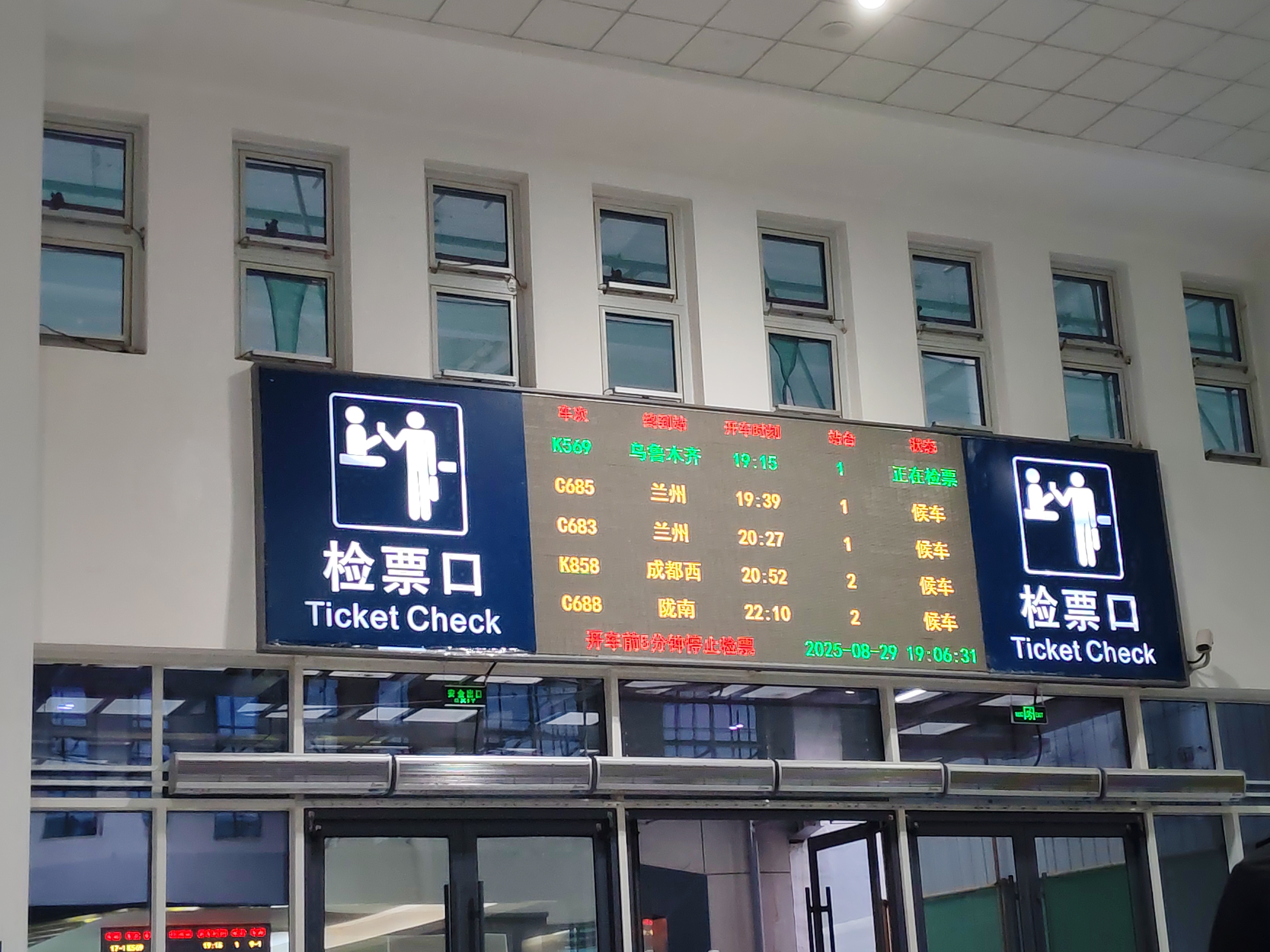 超有钱的人农历生日: 1. 顶级富豪:初一,十五生,财富惊人. 2