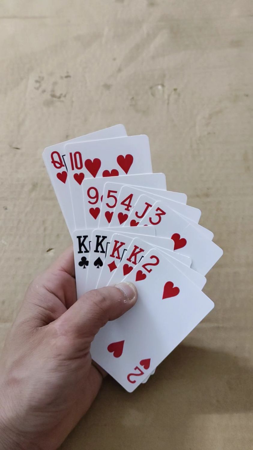 十三水棋牌娱乐禁止赌博,这种牌配得对某