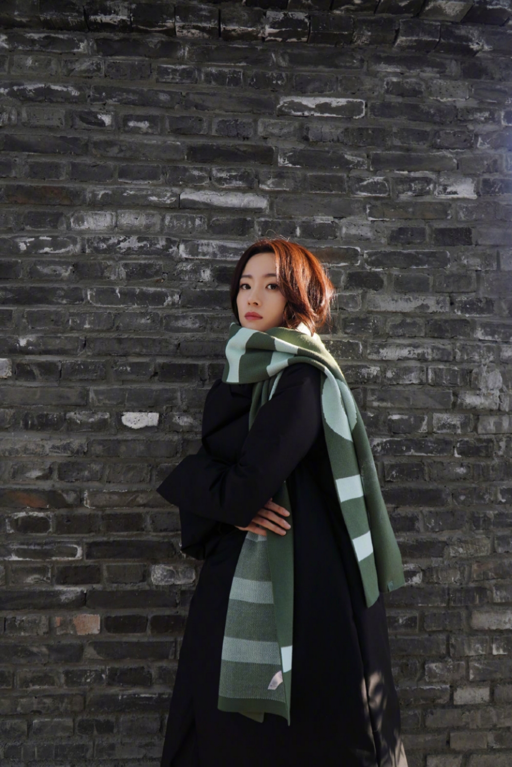 胡冰卿一身黑穿搭,虽然看起来衣服很膨大,衣服的斜面设计更有特色耐看