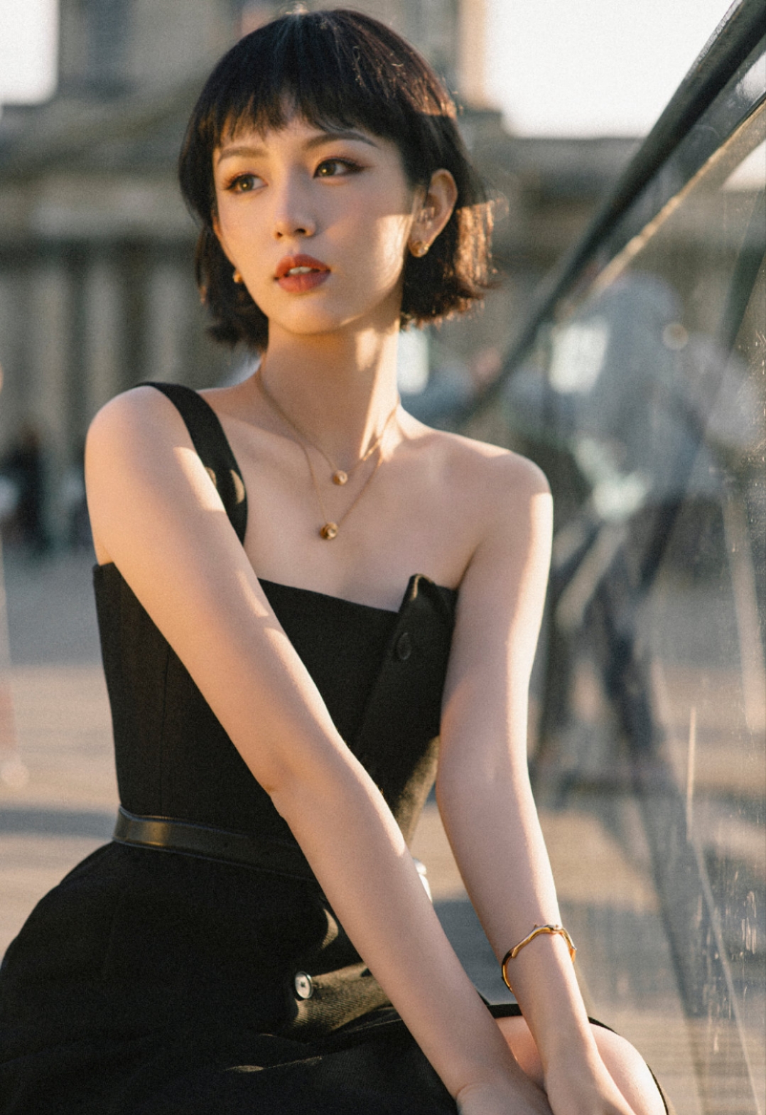 短发真是yyds,短发的周也减龄又洋气,精致干练,黑色长裙大气秀美,裙子